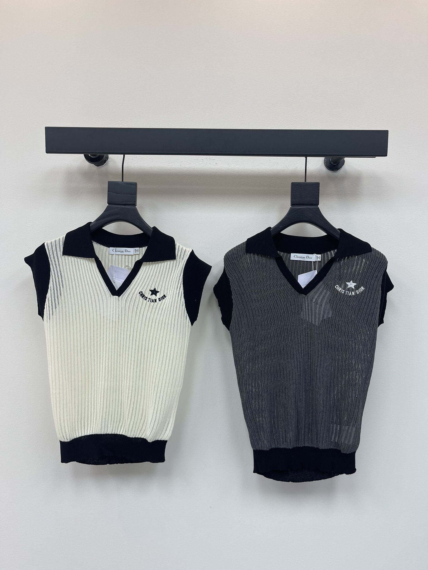 NO:439007,Dio*25 new lapel knitted contrasting short sleeves Customized YB silk yarn wool yarn wool, delicate and soft, elastic, exquisite lapel short sleeves, half-pallet V-neck design The collar cuffs and hem are tightened with threads to form contrasting colors with the large body Full of details The basic style is matched with the large body and slightly transparent vertical striped hollow texture Fresh and light The iconic letter logo is embroidered on the front chest, making the retro college style strong, age-reducing and relaxing, daily control SML, dior, T-shirt, alexander wang19860909Dio*25新款翻领针织撞色短袖 定制YB丝毛纱线织造 细腻柔软 弹力十足 精致翻领短袖版型 半开襟V领设计 领边袖口和下摆以螺纹收紧包边 与大身形成撞色 细节满分 基础款式配合大身微透竖列条纹镂空纹理 清新轻盈 标志性字母徽标刺绣于前胸 让复古学院风格强烈 减龄松弛 日常随意驾驭 SML,,dior,T-shirt,alexander wang,Women's clothing