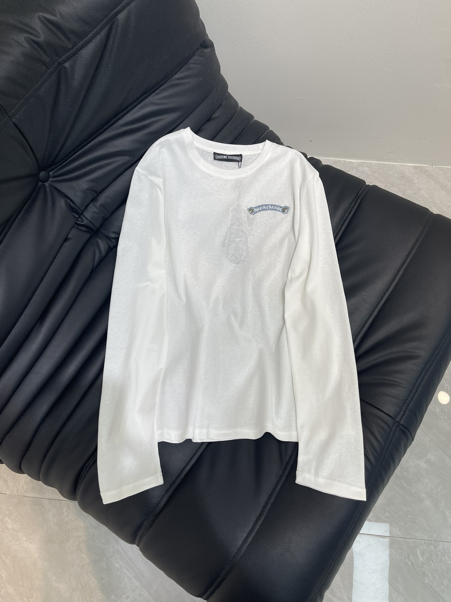 NO:440653,Chrome Heart* Croxin Sanskrit embroidered long-sleeved T-shirt Who can refuse a high-value sunscreen tee? The fabric is super soft, comfortable and breathable. The first choice for sunscreen in summer!  Neat neckline, neat car line, hide the high-end feeling in the stitches, blue denim Sanskrit letters, unique patch embroidery design, clean and neat tailoring, breaking monotony, full of fun, loose fit, super cover, der, inner wear, good looking and easy to wear, SML, chrome hearts, chrome hearts, tees, t-shirt, alexander wang19860909Chrome Heart* 克罗心梵文贴布绣长袖T恤 谁能拒绝一件高颜值防晒tee呢 面料超柔软舒适透气 夏季防晒的首选！ 领口包边 车线工整 把高级感藏在针脚里 蓝色牛仔梵文字母 独特的贴布绣设计 干净利落的剪裁 打破单调感 趣味满满 宽松版型超遮肉der 内搭单穿都好看又好穿 SML,,chrome hearts,chrome hearts,tees，t-shirt,alexander wang,Women's clothing