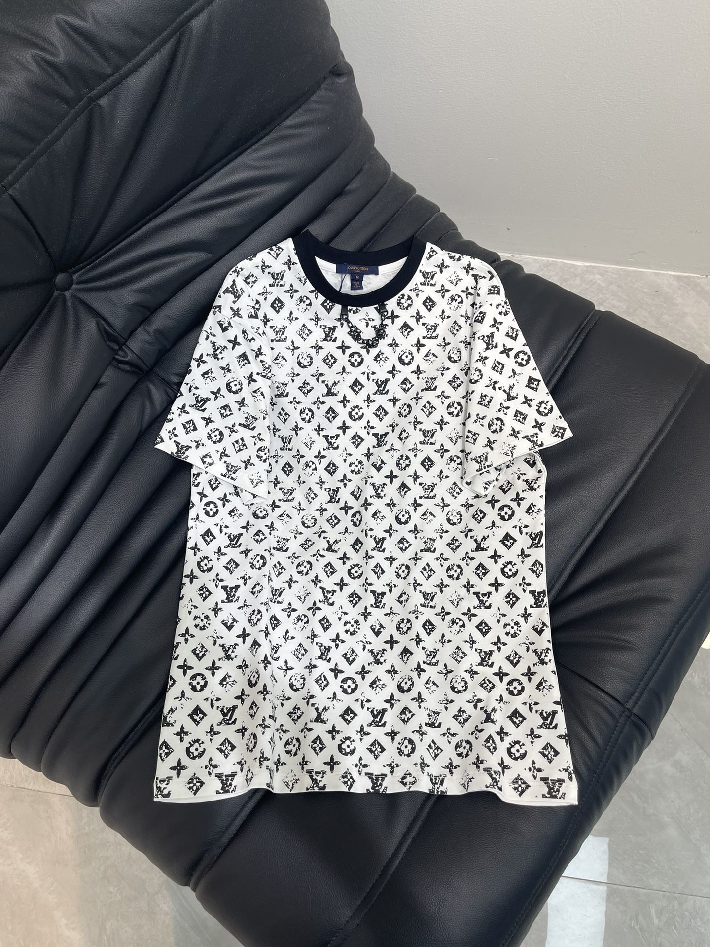 NO:439772,Louis Vuitto*25 summer new old-fashioned chain short-sleeved T-shirt. Fashionable matching items, BF boyfriend style, a must-have classic item every year. The gradient presbyopia effect is so eye-catching. It is fashionable to match with various coats. It is unlimited to wear every day and age-reducing no matter how you wear it!  SML, louis vuitton,jackets & coats,T-shirt,tees,t-shirt,alexander wang19860909Louis Vuitto*25夏季新款老花链条短袖T恤.时髦搭配单品,妥妥的BF男友风,每年必备的经典单品.渐变的老花效果太吸睛了,搭配各种外套都是加分时髦,日常穿着搭配无局限怎么穿都很减龄！SML,,louis vuitton,jackets & coats,T-shirt,tees，t-shirt,alexander wang,Women's clothing