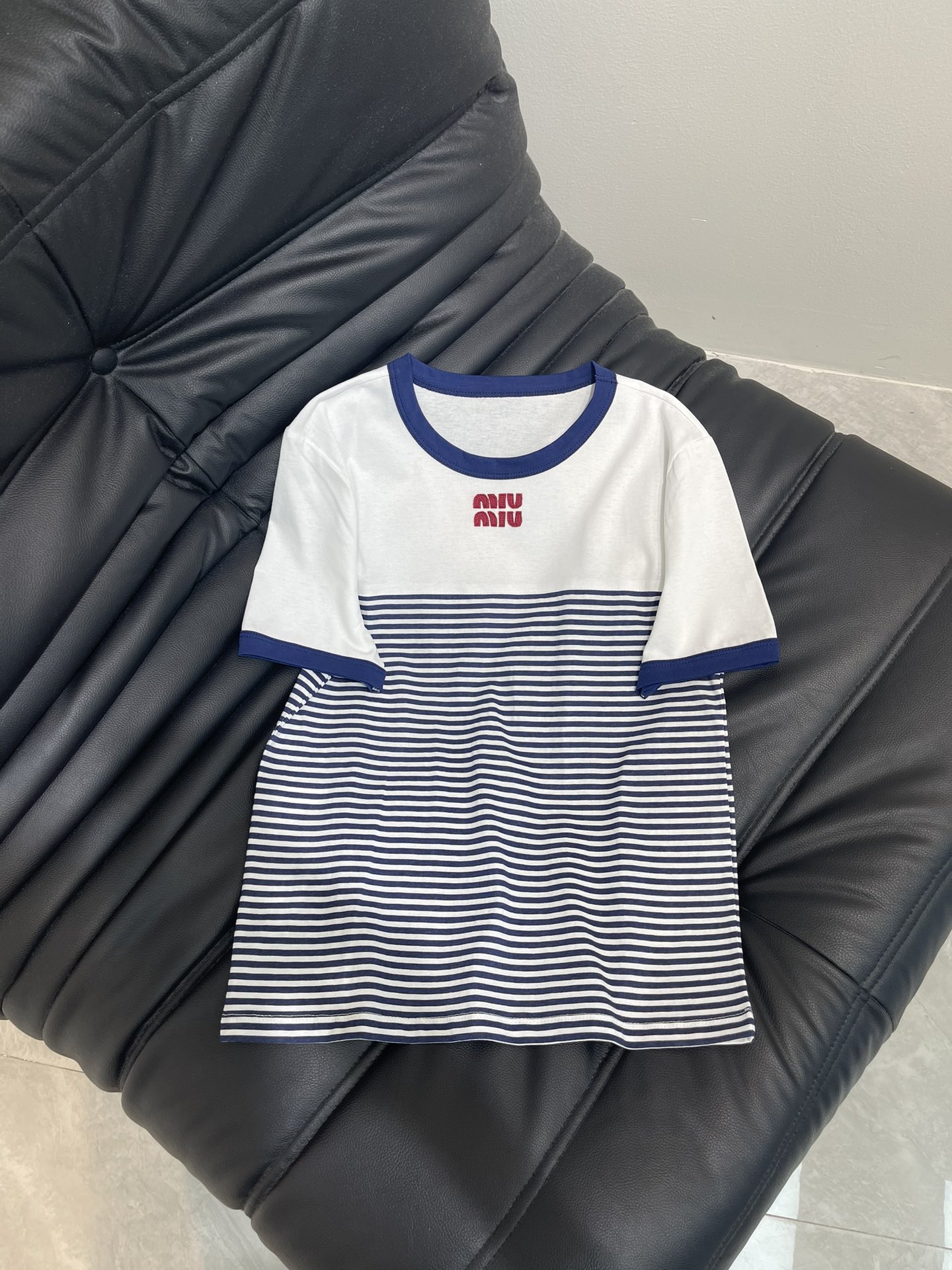 NO:439758,Miumi*25 Navy style new embroidered spliced ​​striped short-sleeved T-shirt!  This is simply a magical tool for concave shape!  A must-have item for summer vacation!  The upper body is the style of an INS blogger. It can easily make you look good and the exquisite upper body perfectly shows the beautiful curves!  The style is easy to wear with shorts and short skirts or work jeans for a good body proportion!  SML, miumiu, skirts, shorts, jeans, T-shirt, tees, t-shirt, alexander wang19860909Miumi*25海军风新款刺绣拼接条纹短袖T恤！这款简直就是凹造型神器！夏日度假必备的单品！随意上身都是INS博主风 轻轻松松就能让你颜值开挂 精致版型上身完美展现优美的曲线！版型日常无论搭配短裤短裙 或者工装牛仔裤轻松穿出好的身材比例！SML,,miumiu,skirts,shorts,jeans,T-shirt,tees，t-shirt,alexander wang,Women's clothing