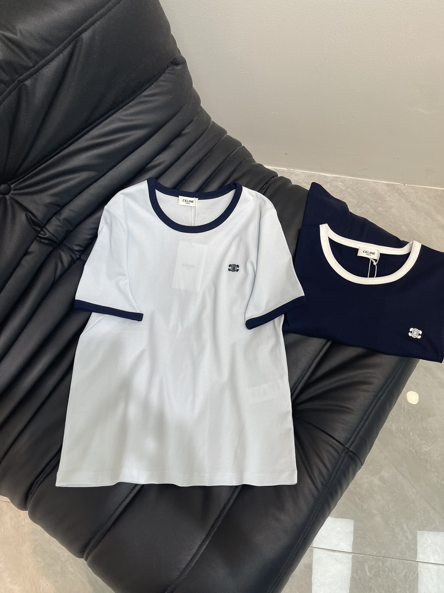 NO:439013,Celin*25 new contrast embroidered short-sleeved T-shirt Customized YB native cotton material breathable and comfortable, full texture Slim short-sleeved T-shirt cut highlights the brand style Made of gram-weight pure cotton with a slight elasticity Presents a slim visual effect The iconic Arc de Triomphe embroidery logo decoration on the chest The neckline cuffs threaded edge contrast color increases the outfit’s beautiful and casual feeling The inner wear is brilliant and fashionable SML, celine, T-shirt,tees, t-shirt,alexander wang19860909Celin*25新款撞色刺绣短袖T恤 定制YB原生全棉材质 透气舒适 质感十足 修身短袖T恤裁剪 凸显品牌格调 采用克重纯棉制成 略带有弹力 呈现显瘦视觉效果 胸前标志性凯旋门刺绣徽标装饰 领口袖口螺纹包边撞色 增加穿搭美高休闲感 单穿内搭都出彩时髦 SML,,celine,T-shirt,tees，t-shirt,alexander wang,Women's clothing