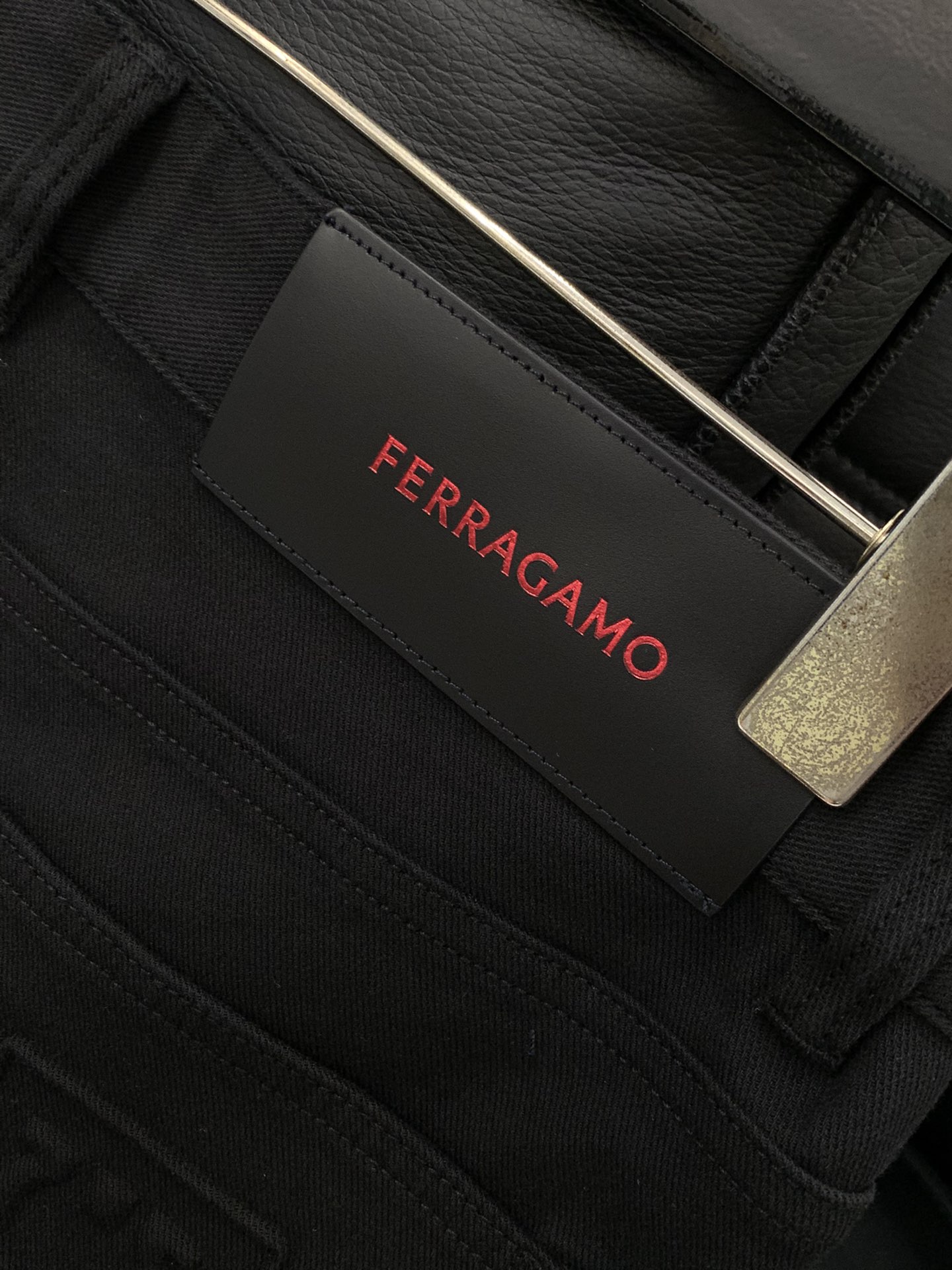 “Ferragamo Filagmu Spring 2025: Luxury Jeans with Custom Water-Washed Design” - 图片 7