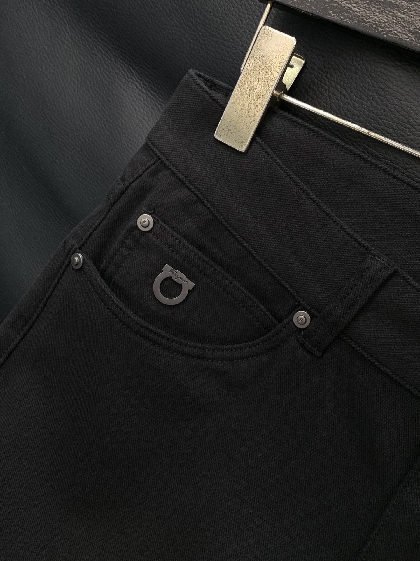 “Ferragamo Filagmu Spring 2025: Luxury Jeans with Custom Water-Washed Design” - 图片 4