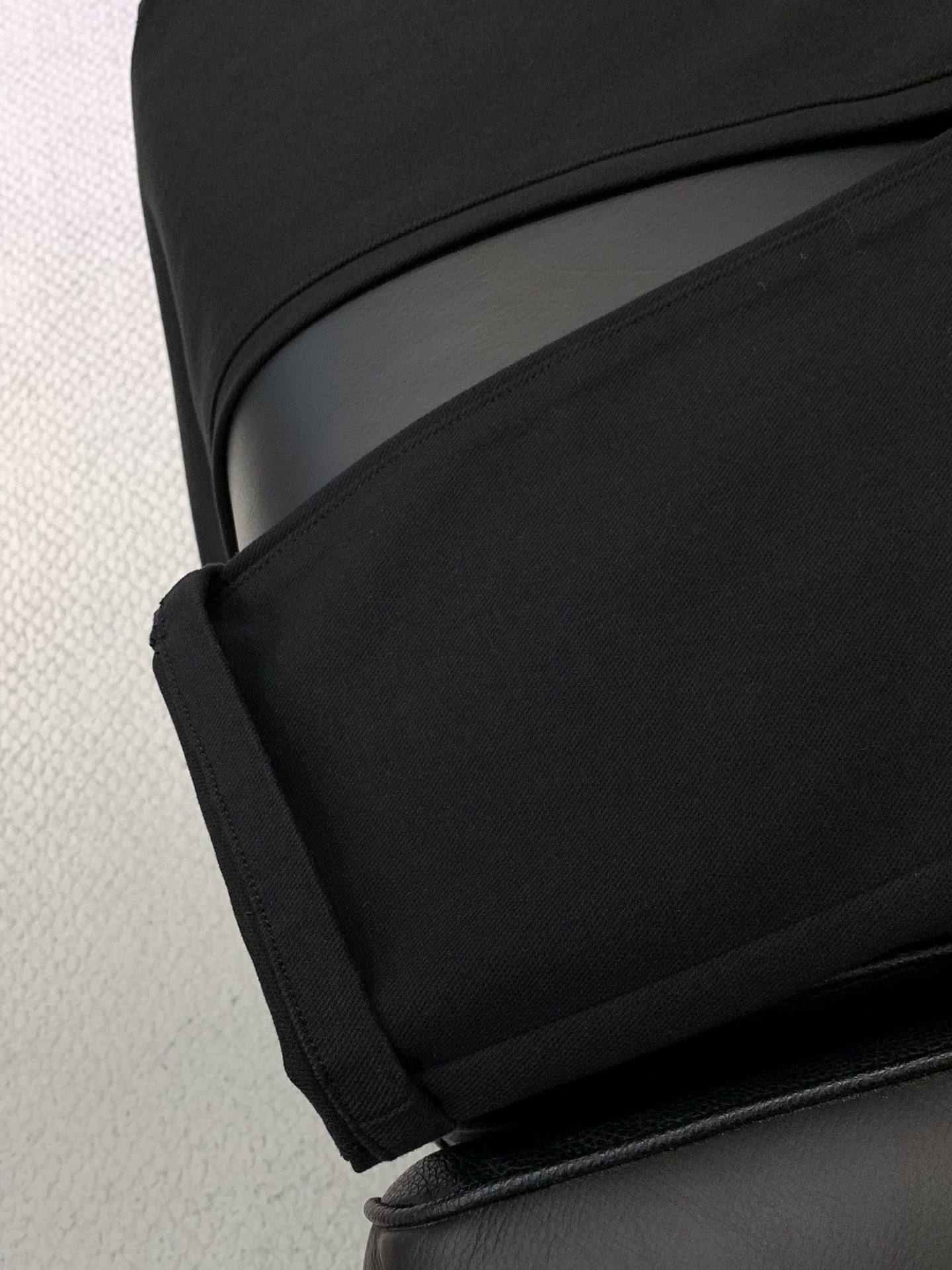 “Ferragamo Filagmu Spring 2025: Luxury Jeans with Custom Water-Washed Design” - 图片 6