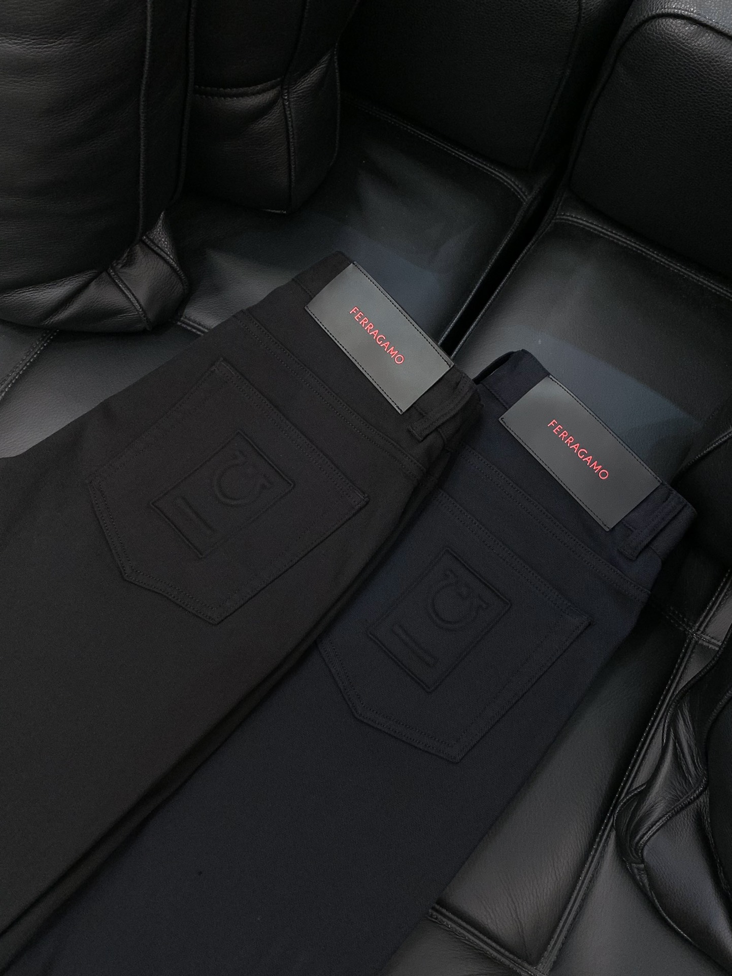 “Ferragamo Filagmu Spring 2025: Luxury Jeans with Custom Water-Washed Design” - 图片 9