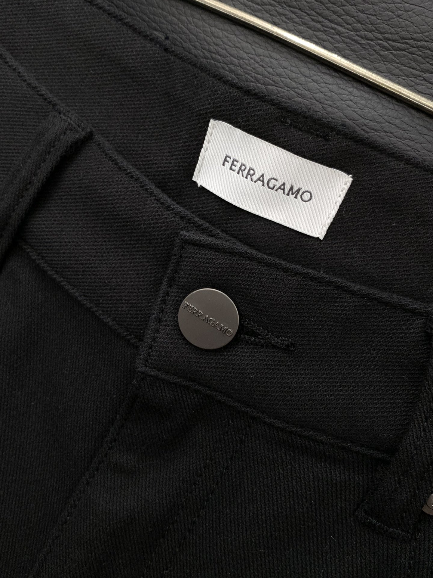 “Ferragamo Filagmu Spring 2025: Luxury Jeans with Custom Water-Washed Design” - 图片 5