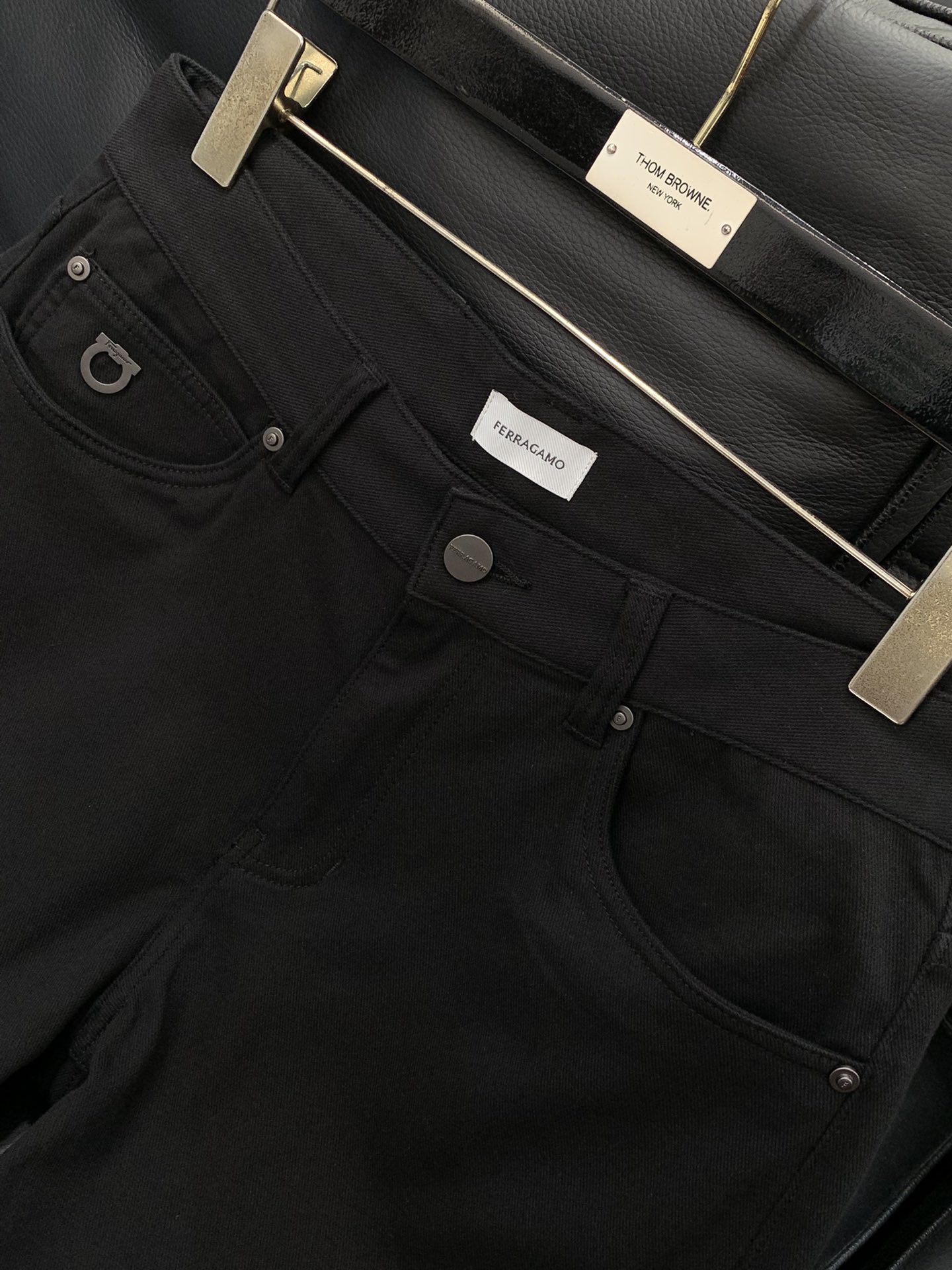 “Ferragamo Filagmu Spring 2025: Luxury Jeans with Custom Water-Washed Design” - 图片 3
