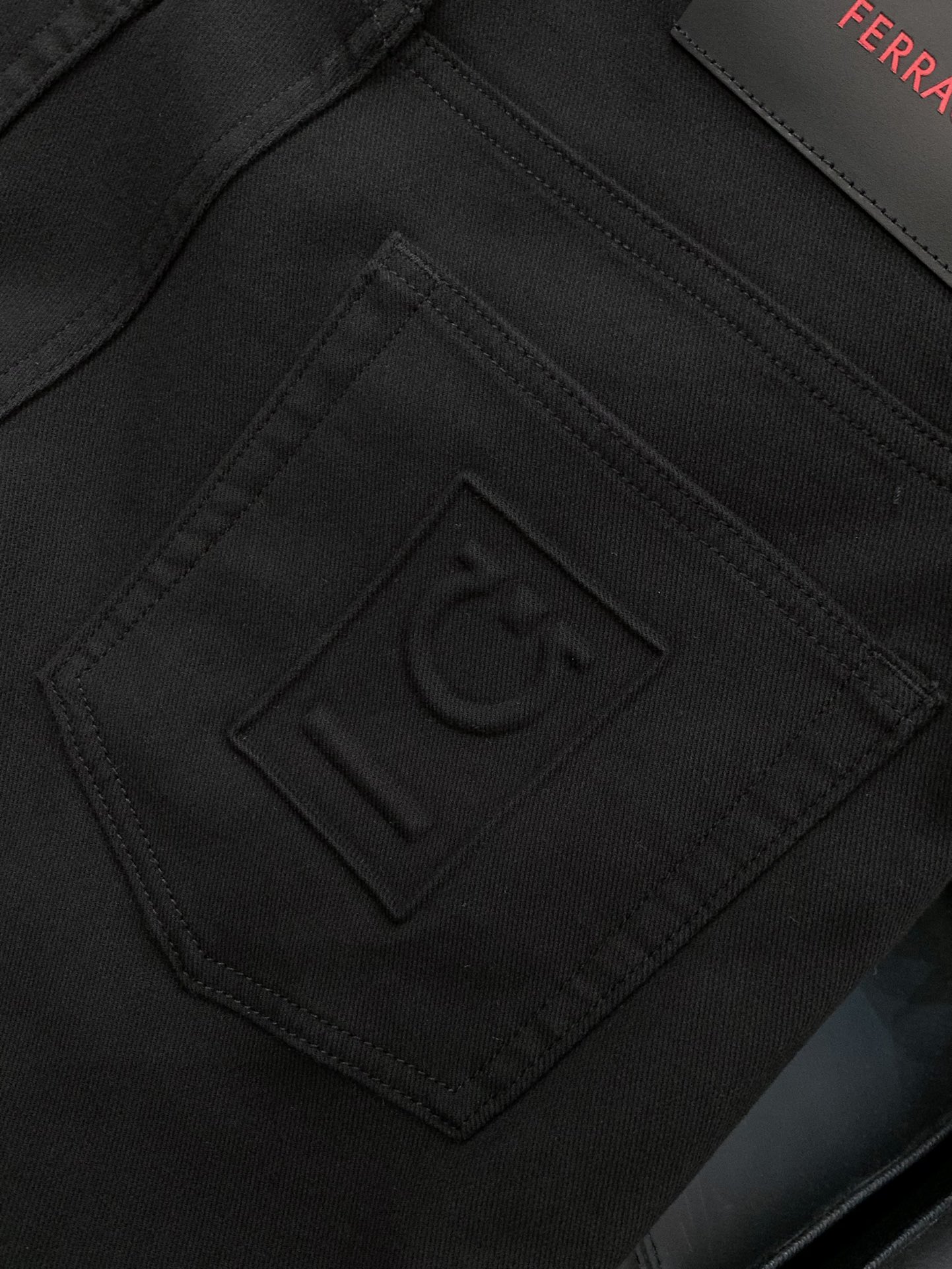 “Ferragamo Filagmu Spring 2025: Luxury Jeans with Custom Water-Washed Design” - 图片 8