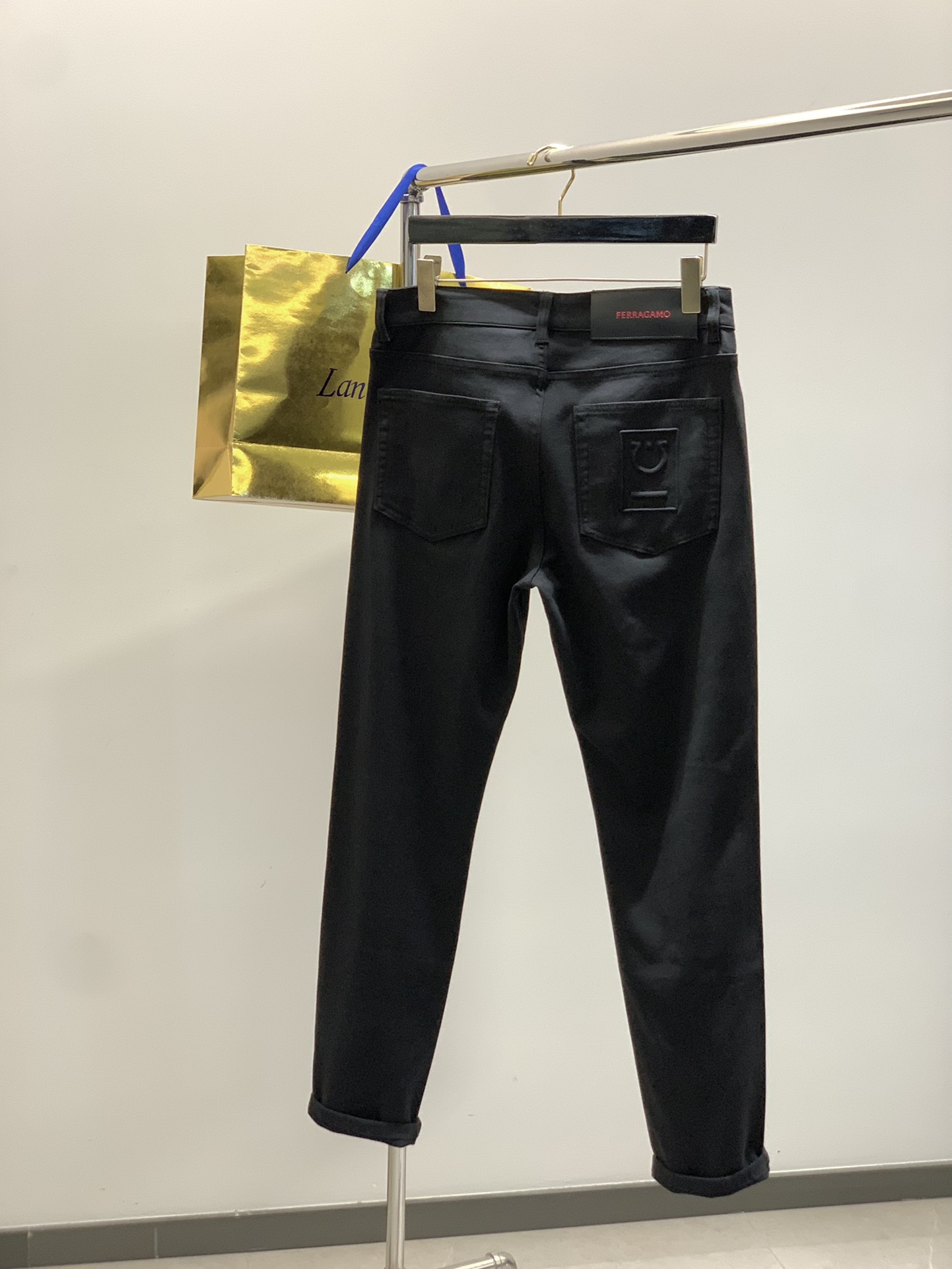 “Ferragamo Filagmu Spring 2025: Luxury Jeans with Custom Water-Washed Design” - 图片 2