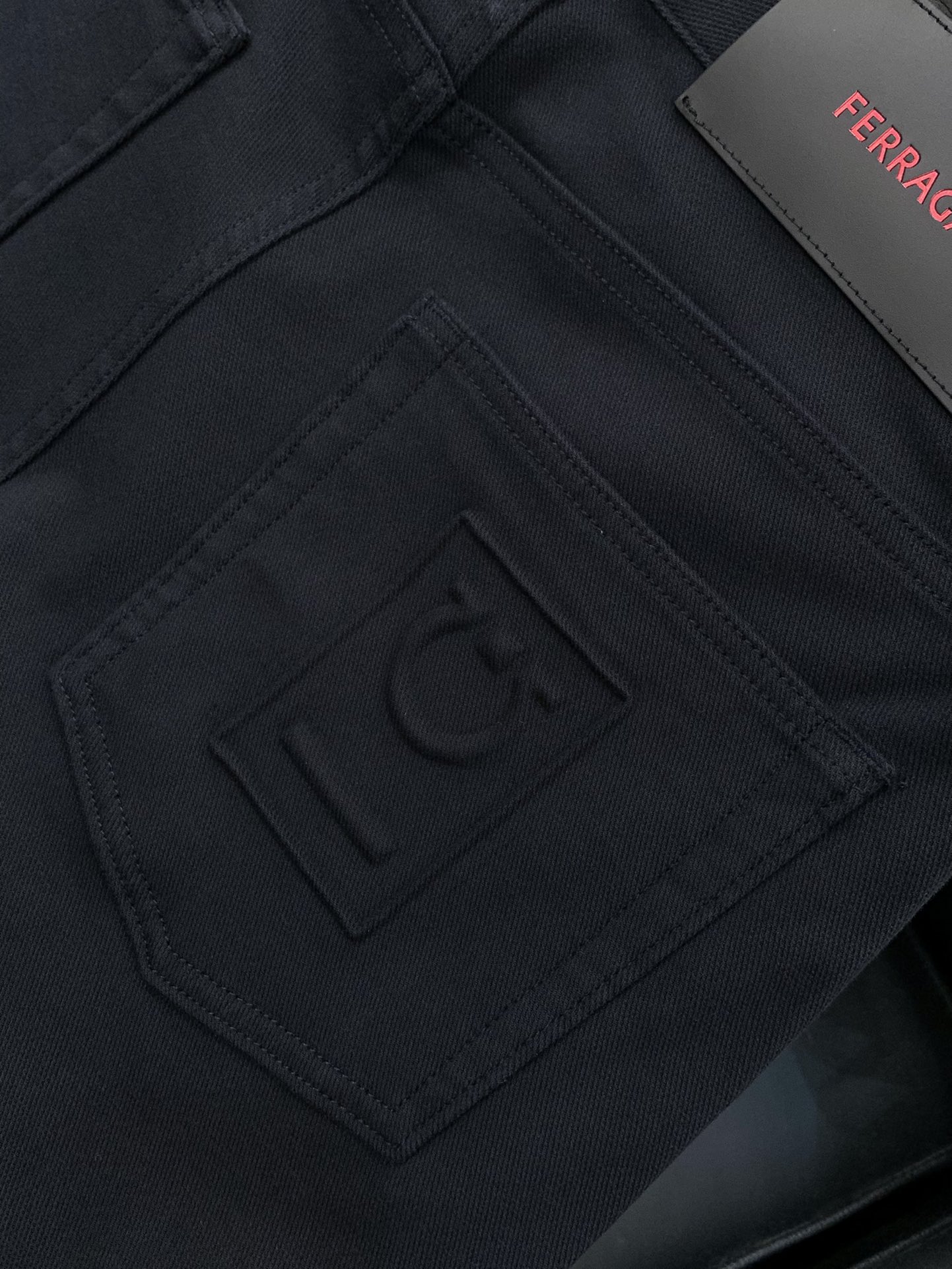 “Ferragamo Filagmu Spring 2025: High-Grade Custom Water-Washed Jeans for Sale” - 图片 8