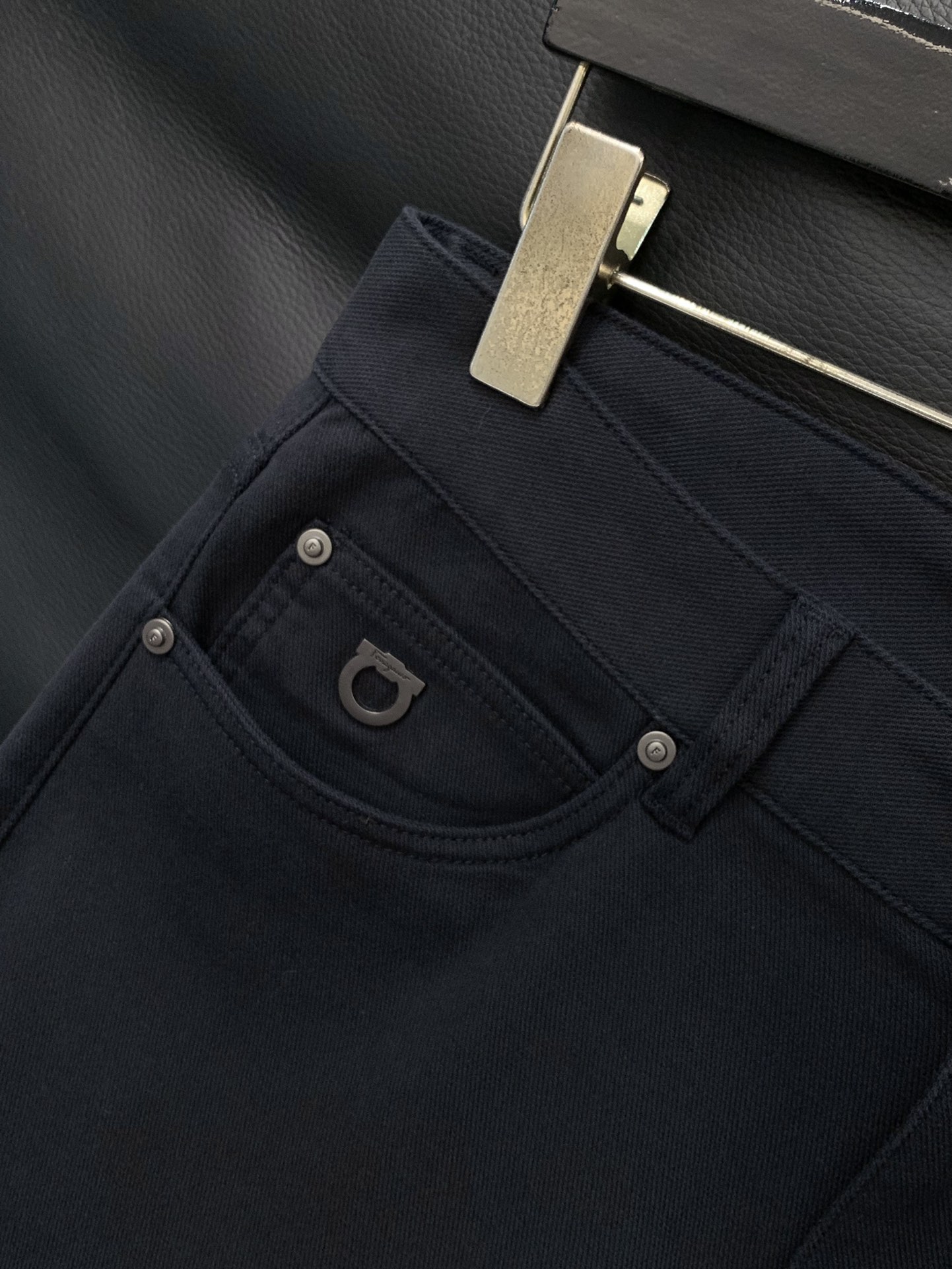 “Ferragamo Filagmu Spring 2025: High-Grade Custom Water-Washed Jeans for Sale” - 图片 4