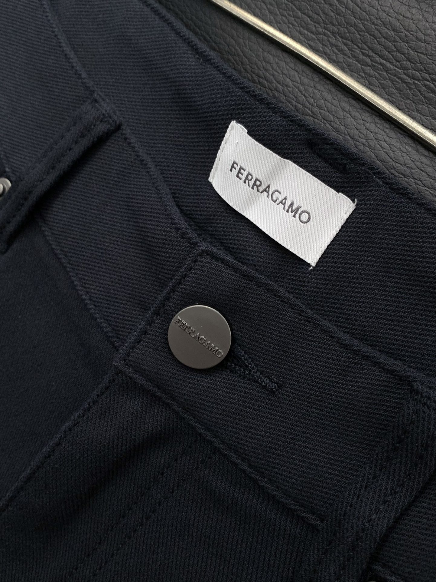 “Ferragamo Filagmu Spring 2025: High-Grade Custom Water-Washed Jeans for Sale” - 图片 5