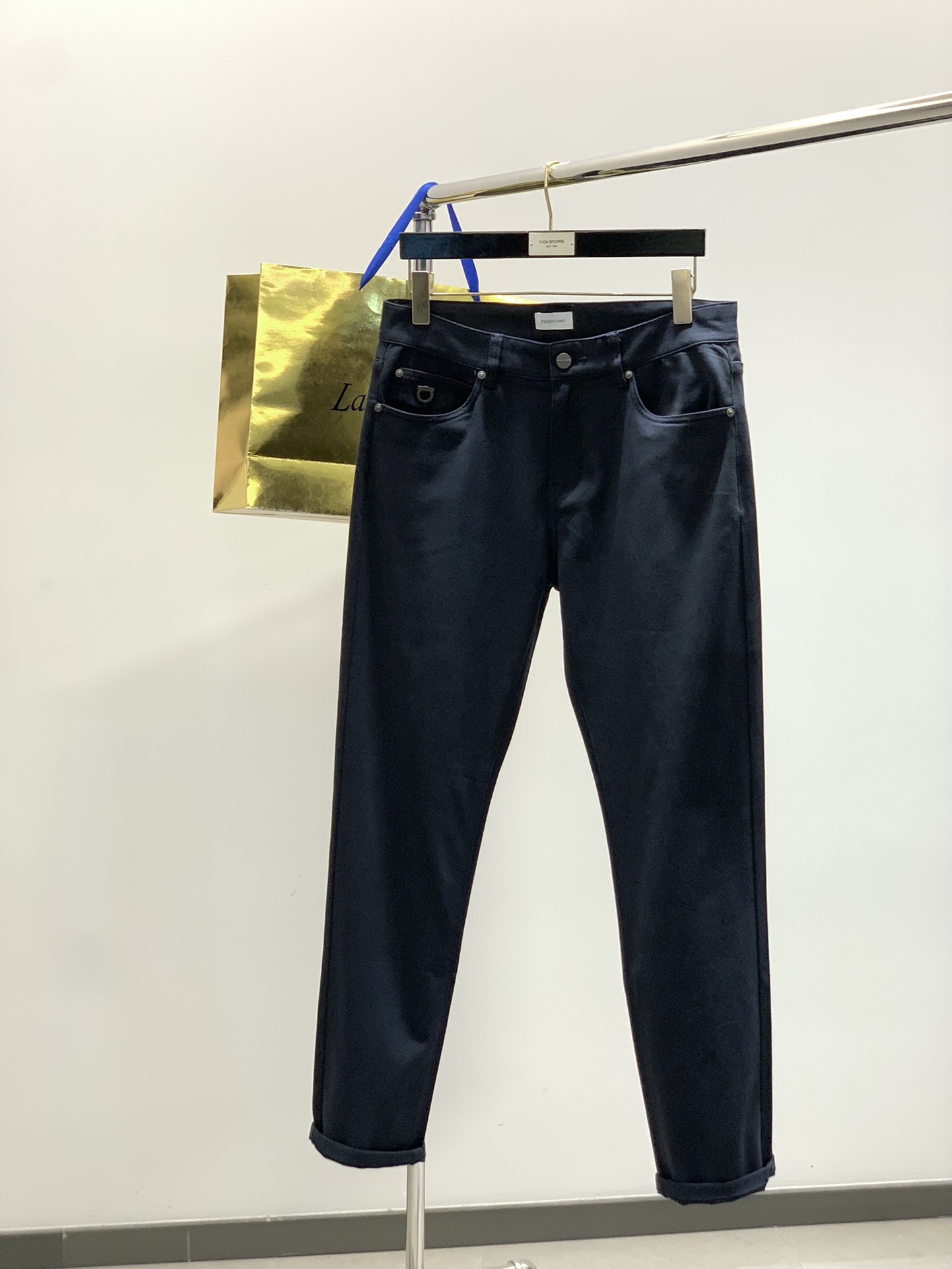 “Ferragamo Filagmu Spring 2025: High-Grade Custom Water-Washed Jeans for Sale” - 图片 1