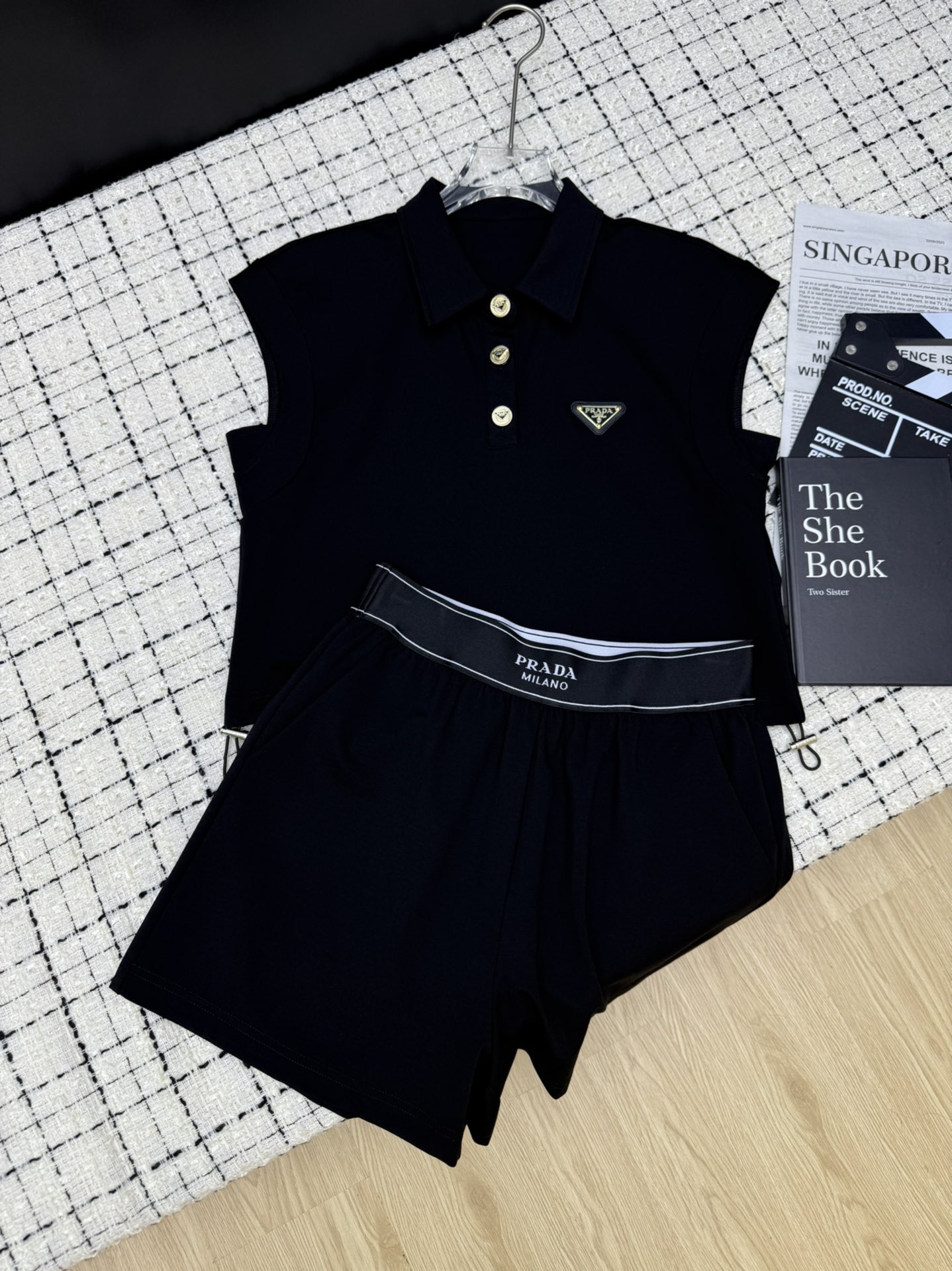 NO:439728,25 new models, lapel design, classic triangle embellishment, drawstring sleeveless top + elastic waist shorts, a set that is durable and durable forever and timeless. It will never get tired of wearing for many years. Smooth and neat tailoring, casual and lazy and fashionable. It looks good when worn or matched separately. Worth collecting. Two-color SML, shorts, alexander wang1986090925新款 翻领设计 经典三角标点缀 抽绳无袖上衣+松紧腰短裤 耐看耐穿永久不过时的一套 穿很多年都不会腻 流畅利落的剪裁 休闲慵懒时髦 一套穿或者分开搭配都好看 值得收藏 两色SML,,shorts,alexander wang,Women's clothing