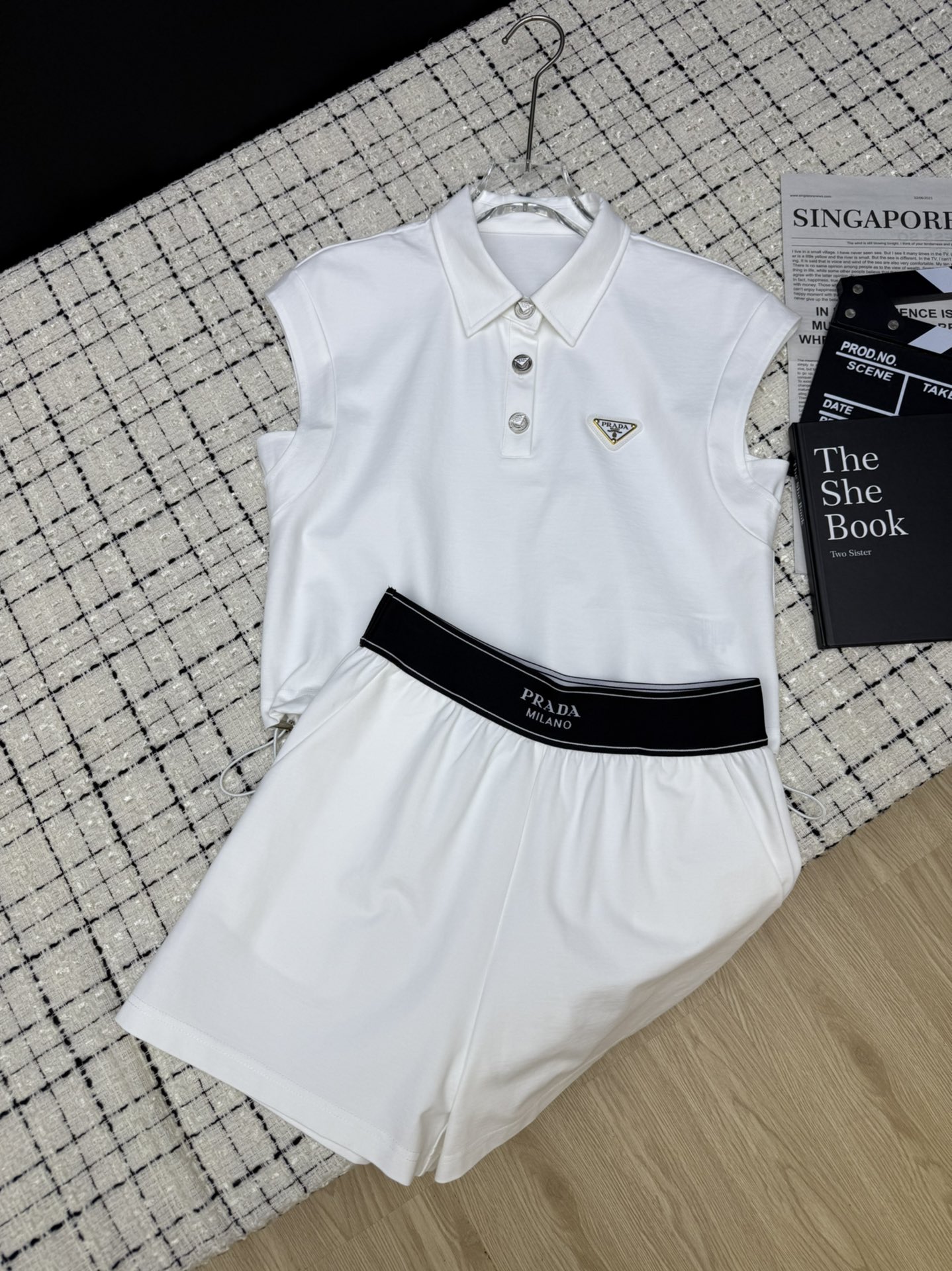 NO:439745,25 new models, lapel design, classic triangle embellishment, drawstring sleeveless top + elastic waist shorts, a set that is durable and durable forever and timeless. It will never get tired of wearing for many years. Smooth and neat tailoring, casual and lazy and fashionable. It looks good when worn or matched separately. Worth collecting. Two-color SML, shorts, alexander wang1986090925新款 翻领设计 经典三角标点缀 抽绳无袖上衣+松紧腰短裤 耐看耐穿永久不过时的一套 穿很多年都不会腻 流畅利落的剪裁 休闲慵懒时髦 一套穿或者分开搭配都好看 值得收藏 两色SML,,shorts,alexander wang,Women's clothing