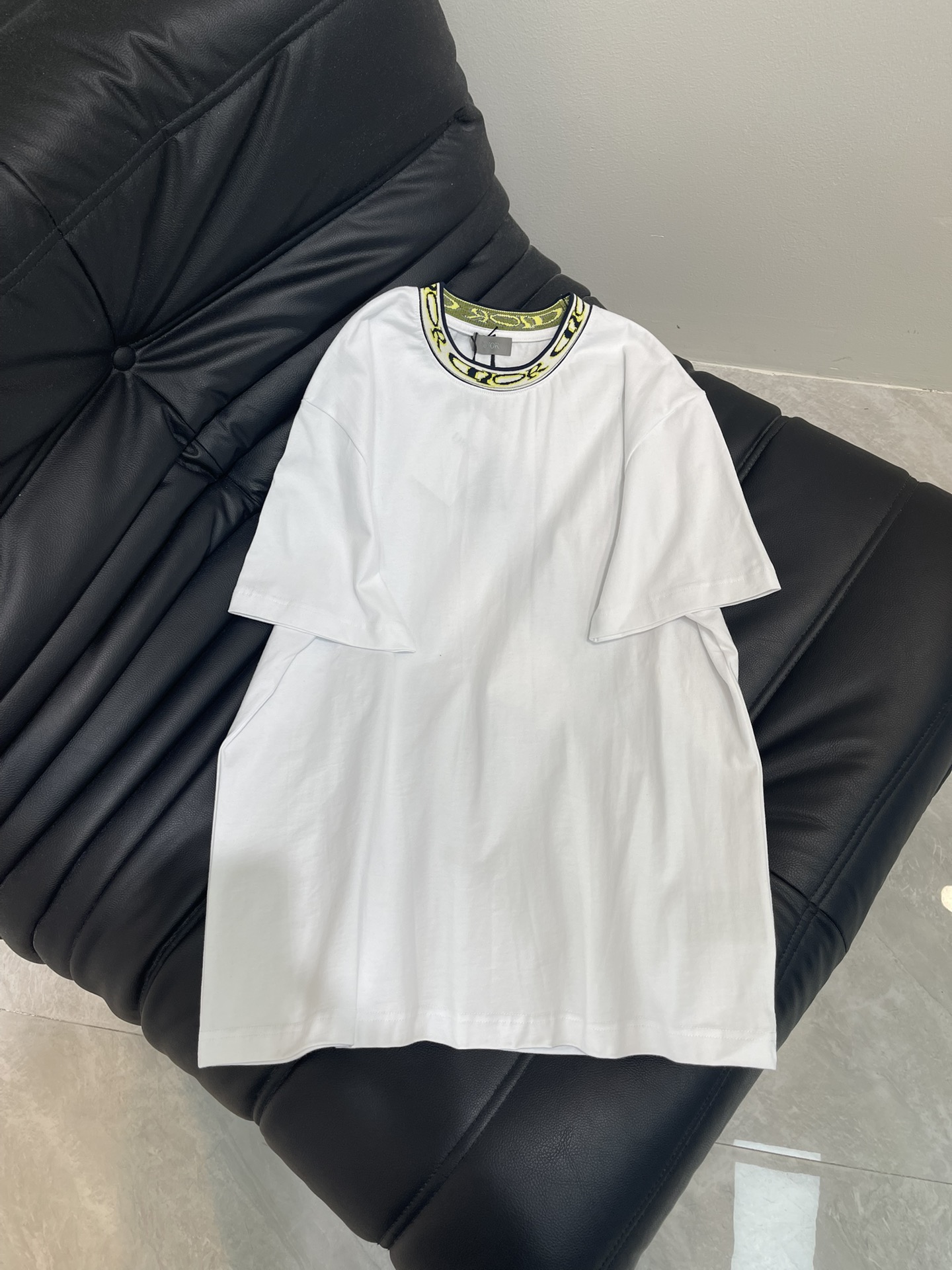 NO:439780,Dio* 25 spring and summer new round neck letter embroidered round neck short-sleeved T-shirt丨Exclusive yb development!  High-end production!  Oversized loose silhouette T-shirt cut to highlight the brand style. Made of gram-weight pure cotton, slightly elastic, and slim visual effect. Embroidered contrasting webbing around the neck. Interspersed letter logos echo the back neck pattern. The brand's own fashion sense is instantly created. Create a relaxed and fashionable style at will. SML, dior, versace, T-shirt, tees, t-shirt, alexander wang19860909Dio* 25春夏新款环脖字母刺绣圆领短袖T恤丨独家yb开发！高版出品！Oversized廓形宽松T恤裁剪 凸显品牌格调 采用克重纯棉制成 略带有弹力 呈现显瘦视觉效果 脖颈处环绕刺绣撞色织带 穿插字母徽标 与后领口图案呼应 品牌自带的时尚感立现 随心打造松弛时髦 单穿内搭都出彩时髦 SML,,dior,versace,T-shirt,tees，t-shirt,alexander wang,Women's clothing