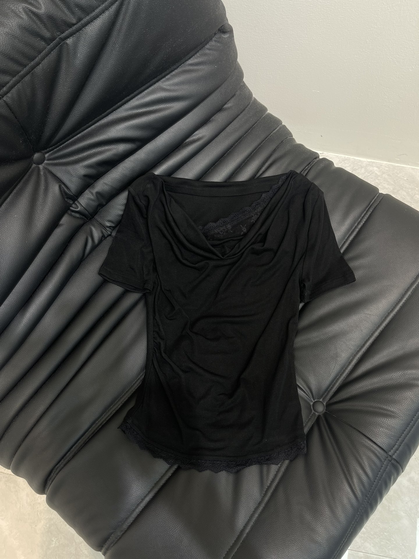 NO:439049,*25 new one-length slanted shoulder lace splicing fake two-piece short-sleeved T-shirt!  It’s so beautiful to have a shoulder leak in summer!  Simple and elegant without losing the fashion. The style is combined with the off-shoulder design. The upper body perfectly shows the beautiful curves. It releases a full of sexy and careful. Any casual trousers can be instantly transformed into a Korean girl’s customized fabric with a huge and comfortable upper body. Everyone has a single item that closes their eyes. It is a fashionable and easy to match with age. Sisters, please feel free to put it in!  SML, T-shirt,tees,t-shirt,alexander wang19860909*25新款一字领斜肩蕾丝拼接假两件短袖T恤！夏日漏肩小心机也太好看了叭！简约大气又不失时髦度 版型配合露肩的设计 上身完美展现优美的曲线 释放出满满的性感小心机随便一件休闲长裤搭配都能秒变韩系小姐姐定制面料上身巨舒服人手一件 闭眼入的单品 减龄时髦好搭配姐妹们放心入就对了！SML,,T-shirt,tees，t-shirt,alexander wang,Women's clothing