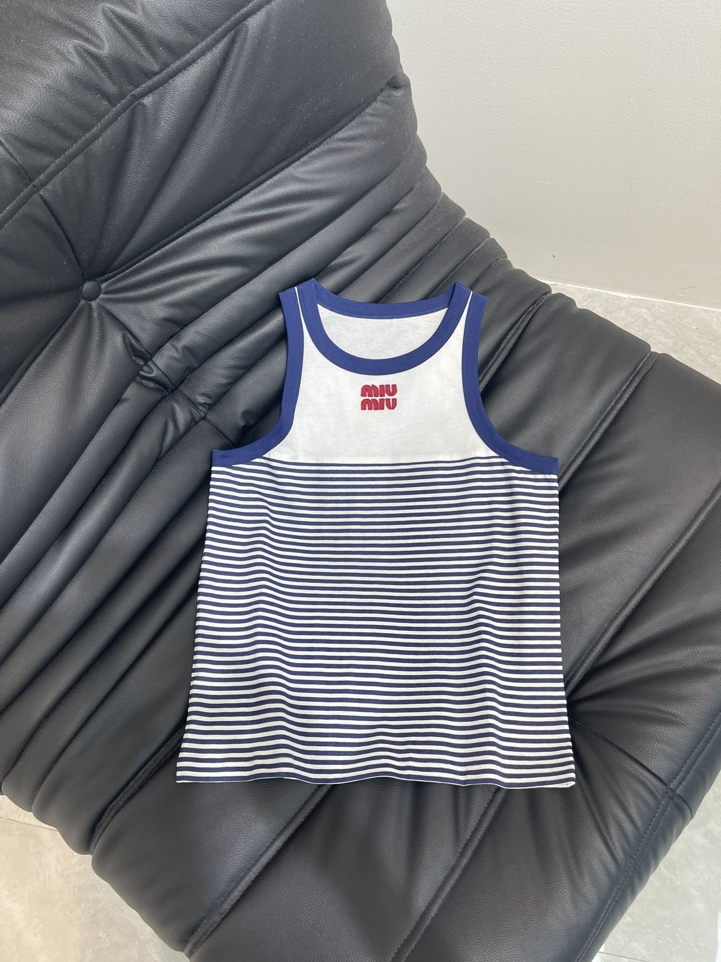 NO:439750,Miumi*25 Navy style new embroidered spliced ​​striped vest!  This is simply a magical tool for concave shape!  A must-have item for summer vacation!  The upper body is the style of an INS blogger. It can easily make you look good and the exquisite upper body perfectly shows the beautiful curves!  The style is easy to wear with shorts and short skirts or work jeans for a good body proportion!  SML, miumiu, skirts, shorts, jeans, alexander wang19860909Miumi*25海军风新款刺绣拼接条纹背心！这款简直就是凹造型神器！夏日度假必备的单品！随意上身都是INS博主风 轻轻松松就能让你颜值开挂 精致版型上身完美展现优美的曲线！版型日常无论搭配短裤短裙 或者工装牛仔裤轻松穿出好的身材比例！SML,,miumiu,skirts,shorts,jeans,alexander wang,Women's clothing