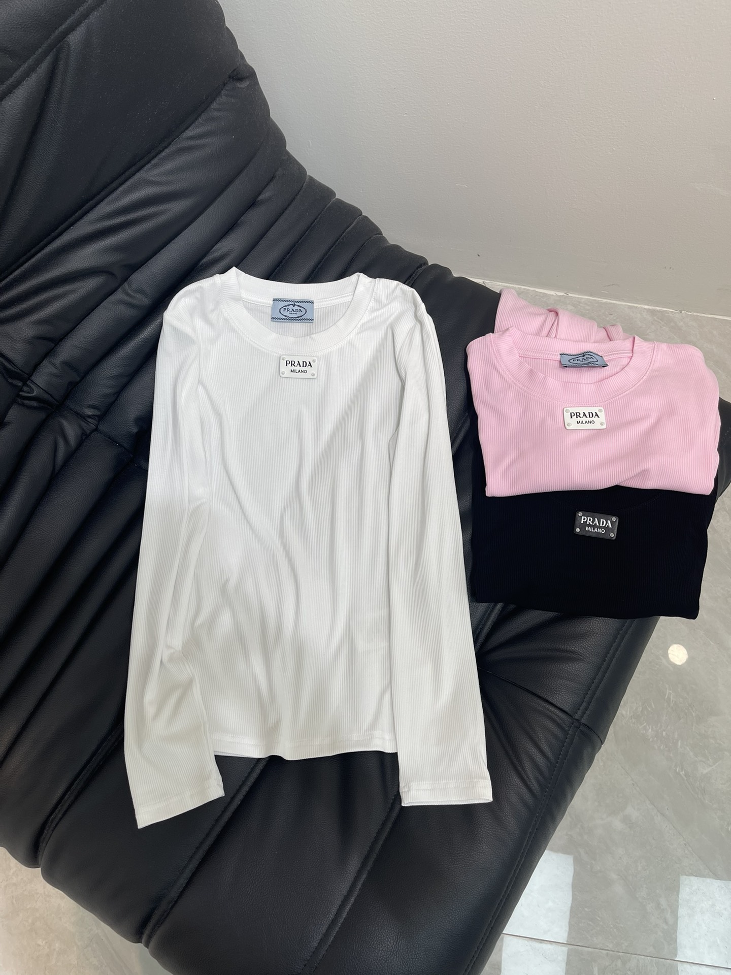 NO:439025,Prad*25 autumn and winter new square small label high elastic long-sleeved base shirt is an indispensable item for autumn and winter wardrobe. It looks very good whether worn alone or in the inner layer. It shows off your figure. Customized threaded cotton fabric. The fabric comes with elasticity and good elasticity. The upper body is soft and comfortable. Small label design. The overall wiring is flat and delicate. Versatile. SML,,prada,alexander wang.19860909Prad*25秋冬新款方块小标签高弹力长袖打底衫 秋冬衣柜不可缺少的单品 无论单穿还是内搭都很好看 很显身材 定制螺纹棉面料 面料自带弹力 回弹力好 上身柔软舒适 小标签设计 整体走线平整细腻 百搭款 SML,,prada,alexander wang,Women's clothing