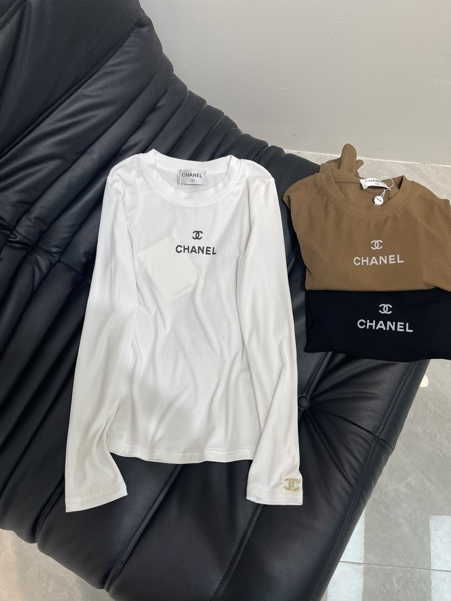 NO:439029,Chane*25 autumn and winter new small letter cuffs small elevated elastic long-sleeved base shirt. An indispensable item for autumn and winter wardrobe. It looks very good whether worn alone or in the inner layer. It shows off your figure. Customized threaded cotton fabric. The fabric comes with elasticity and good elasticity. The upper body is soft and comfortable. Small label design. The overall wiring is flat and delicate. Versatile style. SML, chanel, alexander wang.19860909Chane*25秋冬新款小字母袖口小标高弹力长袖打底衫 秋冬衣柜不可缺少的单品 无论单穿还是内搭都很好看 很显身材 定制螺纹棉面料 面料自带弹力 回弹力好 上身柔软舒适 小标签设计 整体走线平整细腻 百搭款 SML,,chanel,alexander wang,Women's clothing