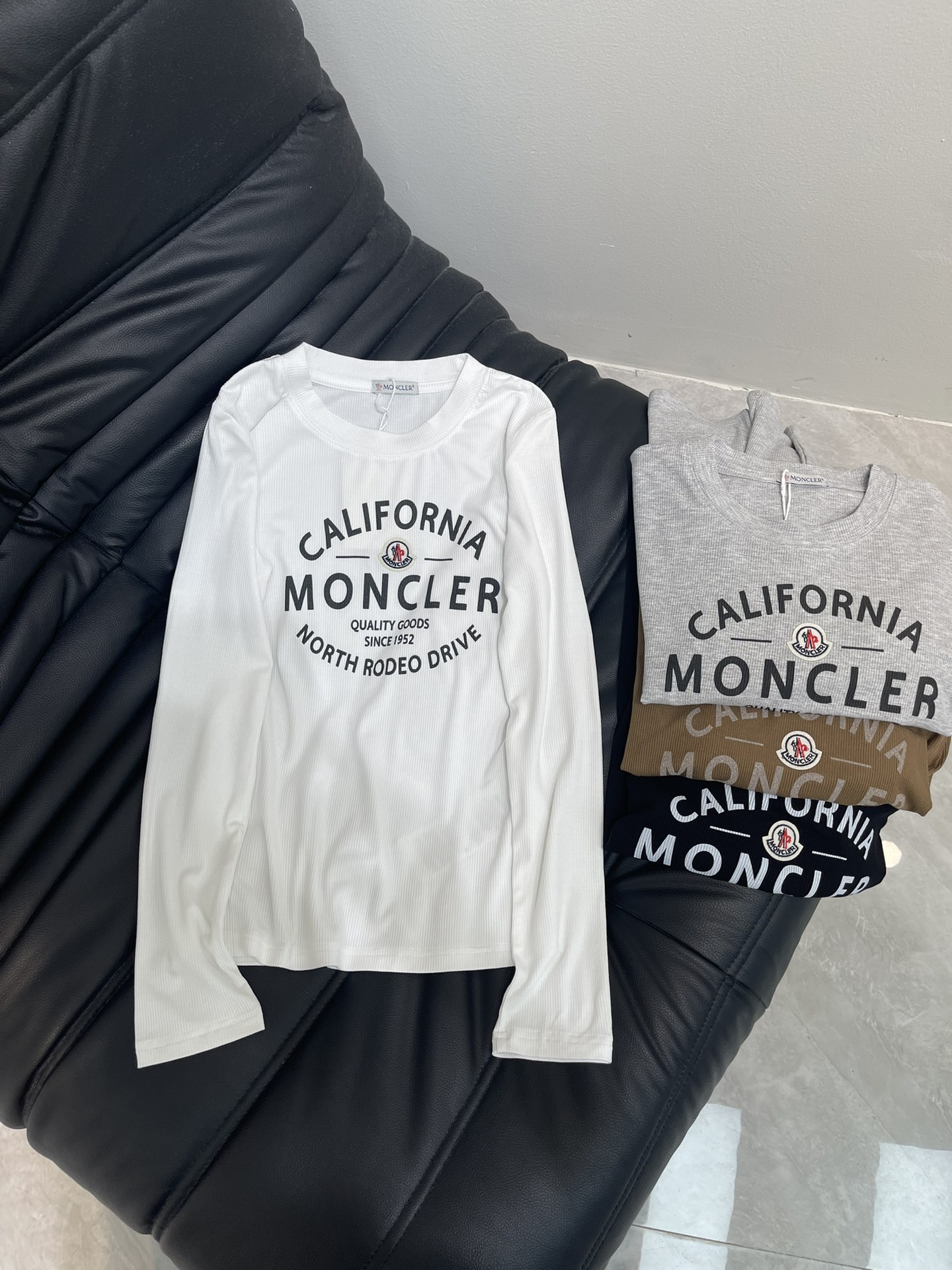 NO:439035,Moncle* 25 autumn and winter new letter small elevation elastic long-sleeved base shirt is an indispensable item for autumn and winter wardrobe. It looks very good whether worn alone or in the inner layer. It shows off your figure. Customized threaded cotton fabric. The fabric comes with elasticity and good elasticity. The upper body is soft and comfortable. Small label design. The overall wiring is flat and delicate. Versatile. SML, Moncler, alexander wang.19860909Moncle*蒙口25秋冬新款字母小标高弹力长袖打底衫 秋冬衣柜不可缺少的单品 无论单穿还是内搭都很好看 很显身材 定制螺纹棉面料 面料自带弹力 回弹力好 上身柔软舒适 小标签设计 整体走线平整细腻 百搭款 SML,,Moncler,alexander wang,Women's clothing