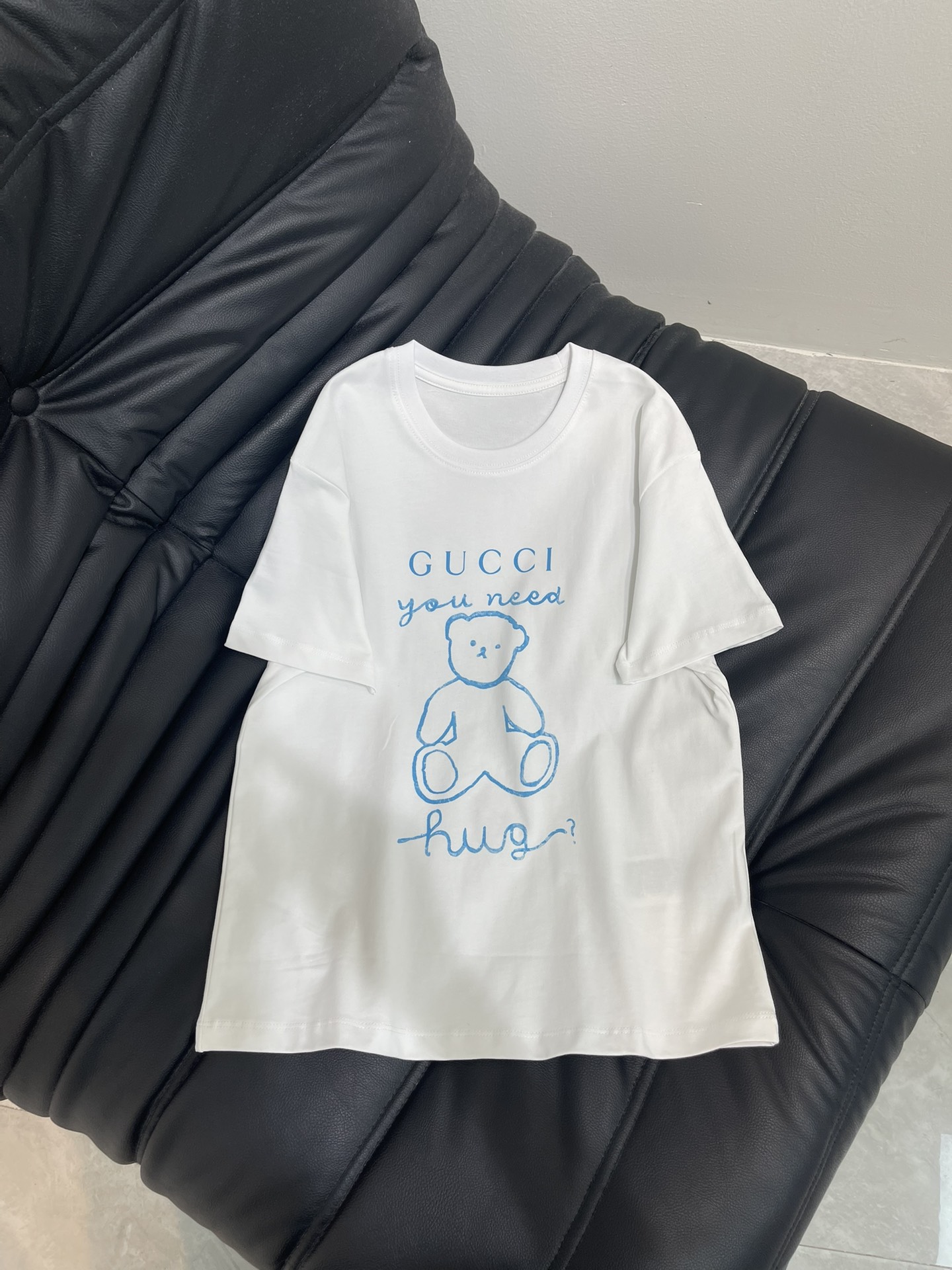 NO:439787,Gucc*25 Spring and Summer New Children's Fun Print Round Neck Short Sleeve T-shirt!  Full of design, clean and refreshing, full of youthful vitality, it's really hard not to love it!  The concave shape is a perfect look. The classic small round neck design is simple and easy to wear. It is eye-catching when walking on the street!  The youthful and energetic feeling is 100% customized fabric with a slight return rate. The texture is super comfortable!  Close your eyes and rush!  SML, gucci, T-shirt,tees,t-shirt,alexander wang19860909Gucc*25春夏新款童趣印花圆领短袖T恤！设计感十足 干净又清爽 满满的青春活力 真的狠难不爱啊！凹起造型来妥妥的好看经典的小圆领设计简洁好穿 走在街上吸睛度满分！青春又活力的感觉穿出街回头率百分百定制面料 质感超级舒适！都给我闭眼冲！SML,,gucci,T-shirt,tees，t-shirt,alexander wang,Women's clothing