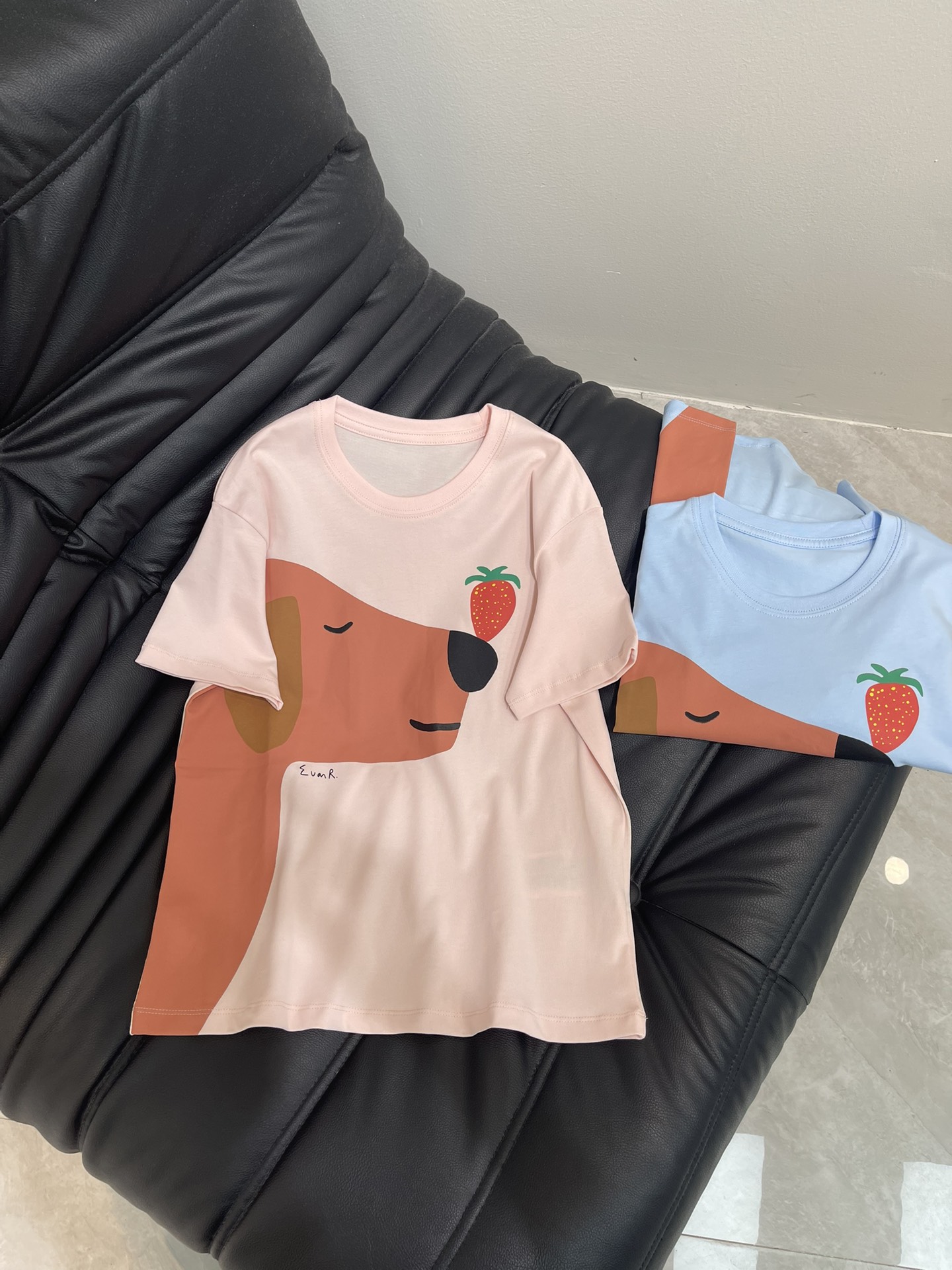 NO:440646,Gucc*25 Spring and Summer New Cartoon Puppy Strawberry Print Short-Sleeve T-Shirt!  Full of design, clean and refreshing, full of youthful vitality, it's really hard not to love it!  The concave shape is a perfect look. The classic small round neck design is simple and easy to wear. It is eye-catching when walking on the street!  The youthful and energetic feeling is 100% customized fabric with a slight return rate. The texture is super comfortable!  Close your eyes and rush!  SML, gucci, T-shirt,tees,t-shirt,alexander wang19860909Gucc*25春夏新款卡通小狗草莓印花短袖T恤！设计感十足 干净又清爽 满满的青春活力 真的狠难不爱啊！凹起造型来妥妥的好看经典的小圆领设计简洁好穿 走在街上吸睛度满分！青春又活力的感觉穿出街回头率百分百定制面料 质感超级舒适！都给我闭眼冲！SML,,gucci,T-shirt,tees，t-shirt,alexander wang,Women's clothing