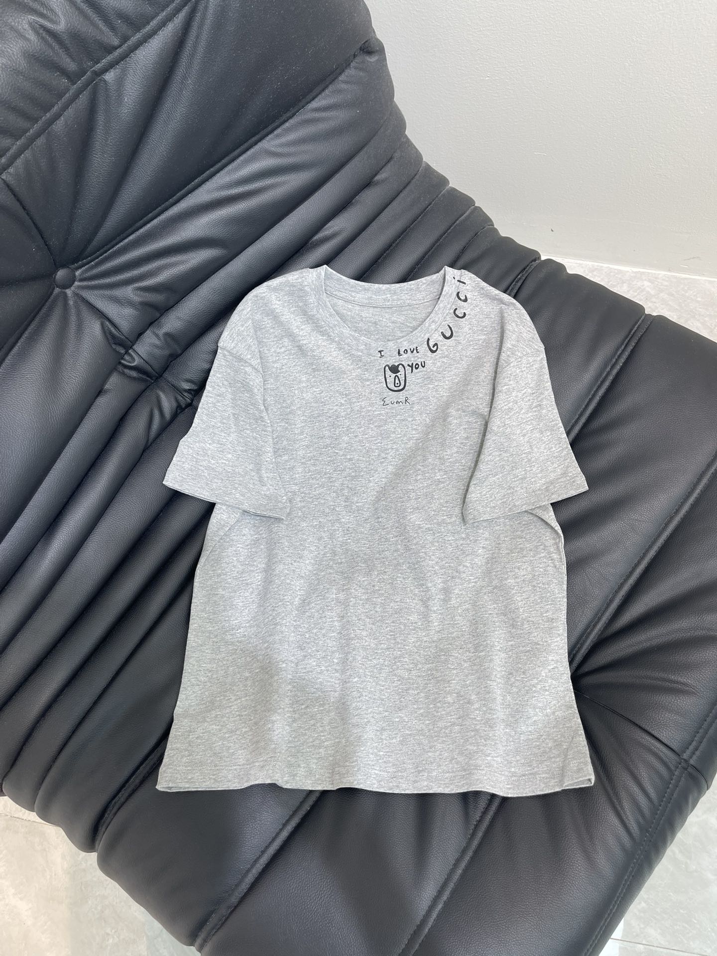 NO:439719,Gucc*25 Spring and Summer New Letter Print Slim Short-Sleeve T-shirt!  All cotton material, breathable and comfortable, full texture. Slim short-sleeved T-shirt cut to highlight the brand style. Made of gram-weight pure cotton, slightly elastic, and slim visual effect. The letter logo pattern on the one-side collar edge is embellished with more texture. The brand's own fashion sense is instantly created. Create a fashionable style at will. The inner wear is brilliant and fashionable. SML, gucci, T-shirt,tees, t-shirt,alexander wang19860909Gucc*25春夏新款字母印花修身短袖T恤！全棉材质 透气舒适 质感十足 修身短袖T恤裁剪 凸显品牌格调 采用克重纯棉制成 略带有弹力 呈现显瘦视觉效果 单侧领边点缀字母徽标图案 手绘效果更显质感 品牌自带的时尚感立现 随心打造潮流时髦风格 单穿内搭都出彩时髦 SML,,gucci,T-shirt,tees，t-shirt,alexander wang,Women's clothing