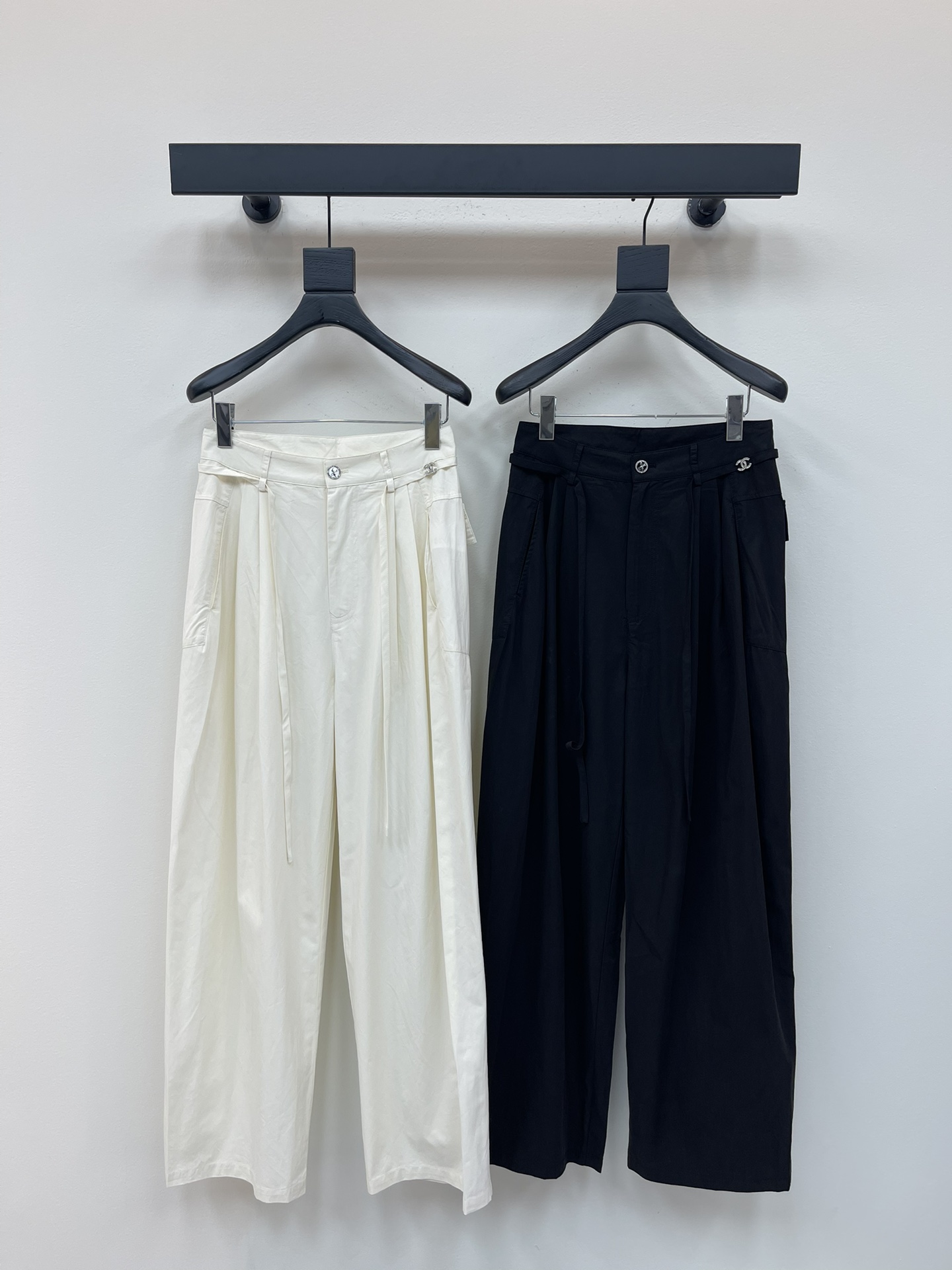 NO:439742,Chane*25 new drawstring work trousers, customized YB imported Tianshi cotton material, light and comfortable texture, breathable outfit, work trousers style, three-dimensional tailoring is more suitable for the legs, inclusive figure, showing the proportion of long legs, waist drawstring adjusts elasticity, single-sided rhinestone double C logo embellishment, echoing the buckle Feiyan logo, adding fashionable and charm to the wear, and everyday casual matching tops, interpreting high-end relaxed dressing style, fashionable and versatile SML, chanel, alexander wang19860909Chane*25新款抽绳工装长裤 定制YB进口天丝棉材质 质感轻薄舒适 穿搭透气十足 工装长裤版型 立体剪裁更贴合人身腿部线条 包容身材展现长腿好比例 腰间抽绳调节松紧 单侧水钻双C徽标点缀 与系扣飞燕徽标呼应 增加时髦气息和穿搭魅力 日常随意搭配上装 演绎高级松弛穿搭风格 洋气百搭 SML,,chanel,alexander wang,Women's clothing