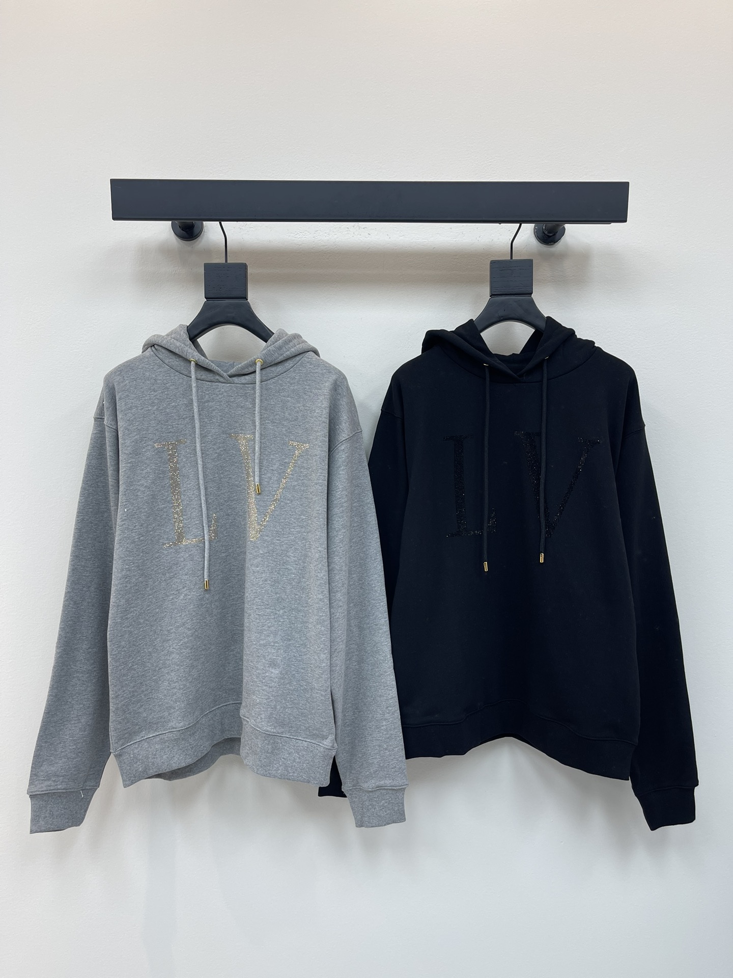 NO:439726,Louis vuitto*25 early autumn new hot diamond logo hooded sweatshirt. The hooded shoulder-length sweatshirt style is versatile and not picky, it covers the flesh and makes you look slim. It looks very good when paired with jeans and gauze skirts. The upper body is age-reducing and fashionable, full of vitality and girlishness. It will not be too picky about the figure, and the workmanship is excellent. SML, louis vuitton, hoodie, sweatshirts, skirts, jeans, hats, alexander wang19860909Louis vuitto*25早秋新款烫钻logo连帽卫衣.连帽落肩卫衣版型上身百搭不挑人,遮肉显瘦绝绝子,随便搭配牛仔裤纱裙短裙都很好看.上身减龄又时髦洋气,满满的元气少女感.不会过于挑剔身材,做工品质超赞.SML,,louis vuitton,hoodie,sweatshirts,skirts,jeans,hats,alexander wang,Women's clothing