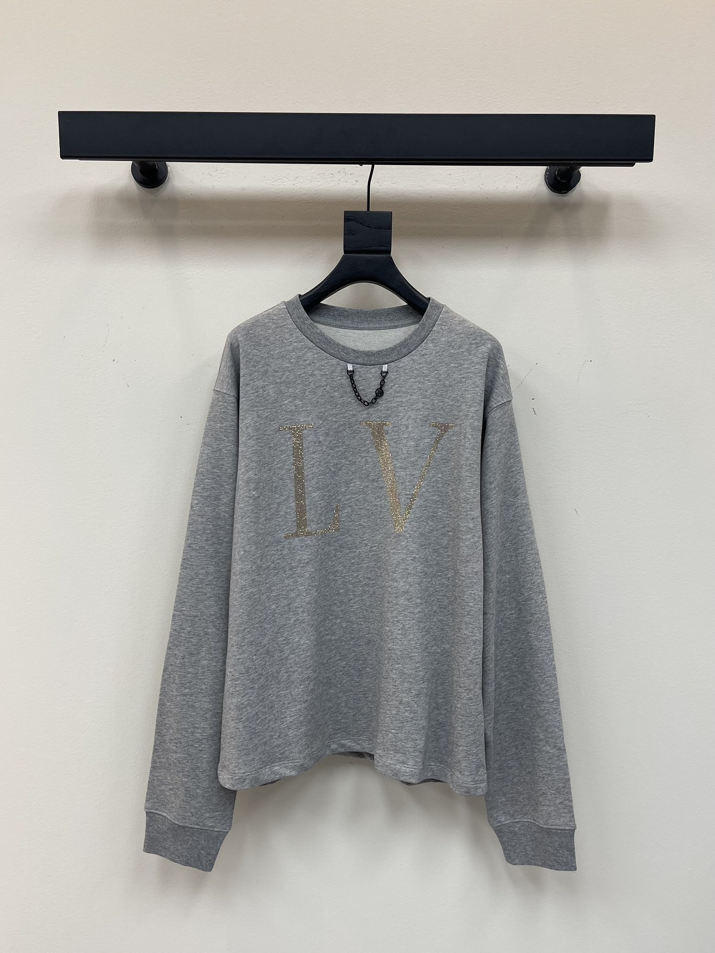 NO:439734,Louis vuitto*25 early autumn new iron diamond logo round neck sweatshirt. The basic sweatshirt style is versatile and not picky, it covers the flesh and makes you look slim. It looks very good when paired with jeans, gauze skirts and short skirts. The upper body is age-reducing and fashionable, full of vitality and girlishness, and will not be too picky about the figure, and the workmanship quality is excellent!  SML, louis vuitton, hoodie, sweatshirts, skirts, jeans, alexander wang19860909Louis vuitto*25早秋新款烫钻logo圆领卫衣.基础卫衣版型上身百搭不挑人,遮肉显瘦绝绝子,随便搭配牛仔裤纱裙短裙都很好看.上身减龄又时髦洋气,满满的元气少女感,不会过于挑剔身材,做工品质超赞！SML,,louis vuitton,hoodie,sweatshirts,skirts,jeans,alexander wang,Women's clothing