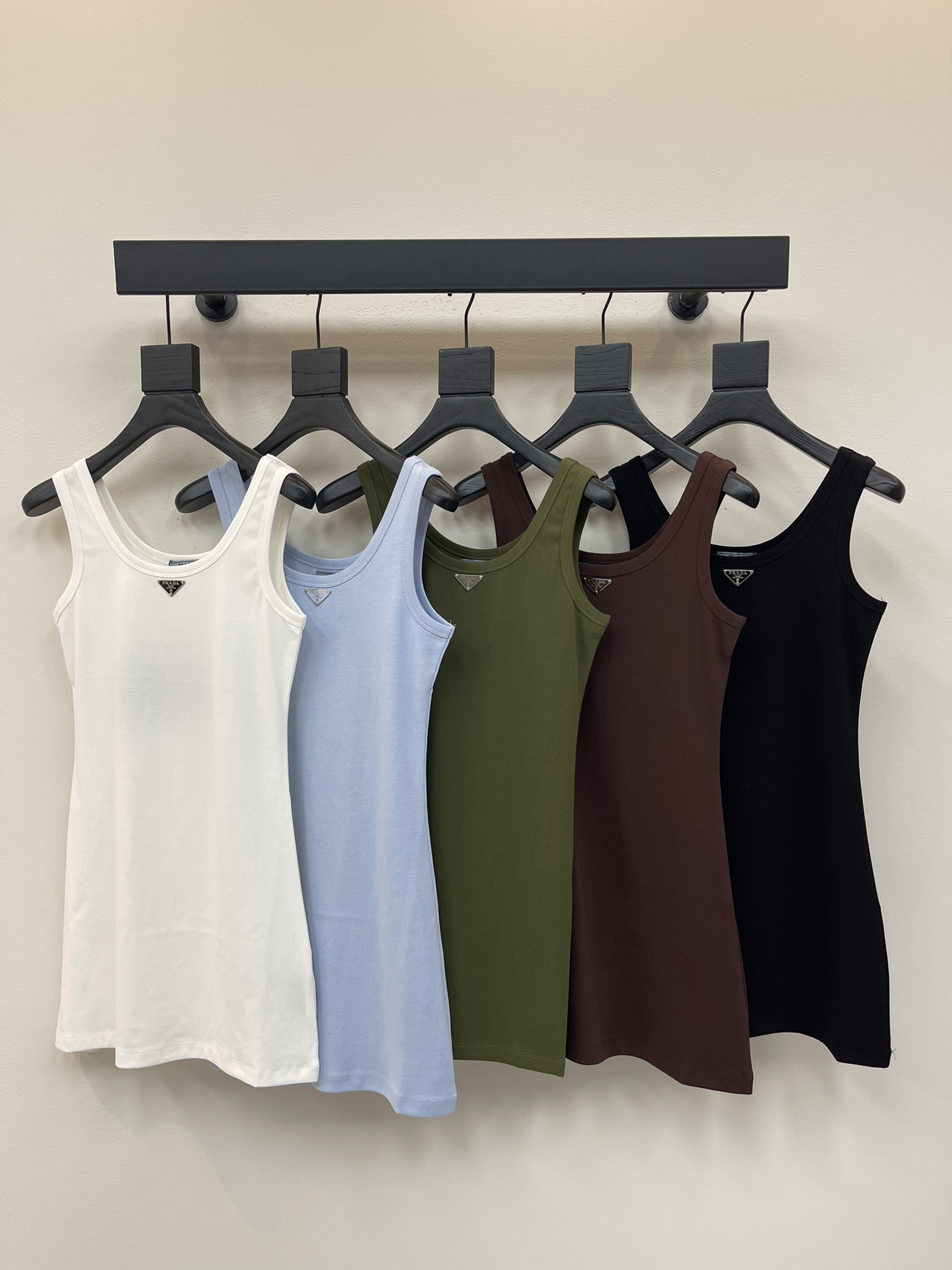 NO:440681,Prad*25 classic triangular U-neck vest skirt, unintentional high-end feeling in life, capable, simple and handsome, a simple vest gives the strongest street feel, simple and refreshing and fashionable, opening up the sweet and cool girl style, it is easy to wear alone or inside, and wearing alone is good enough to look and tone!  SML, prada, skirts, alexander wang19860909Prad*25经典款三角标U领背心裙 生活中处处不经意的高级感 干练简约帅气 一件简单的背心穿出最强的街头感 简单清爽且时髦 开启甜酷辣妹风 单穿或内搭都很可 单穿就足够好看有调性！SML,,prada,skirts,alexander wang,Women's clothing