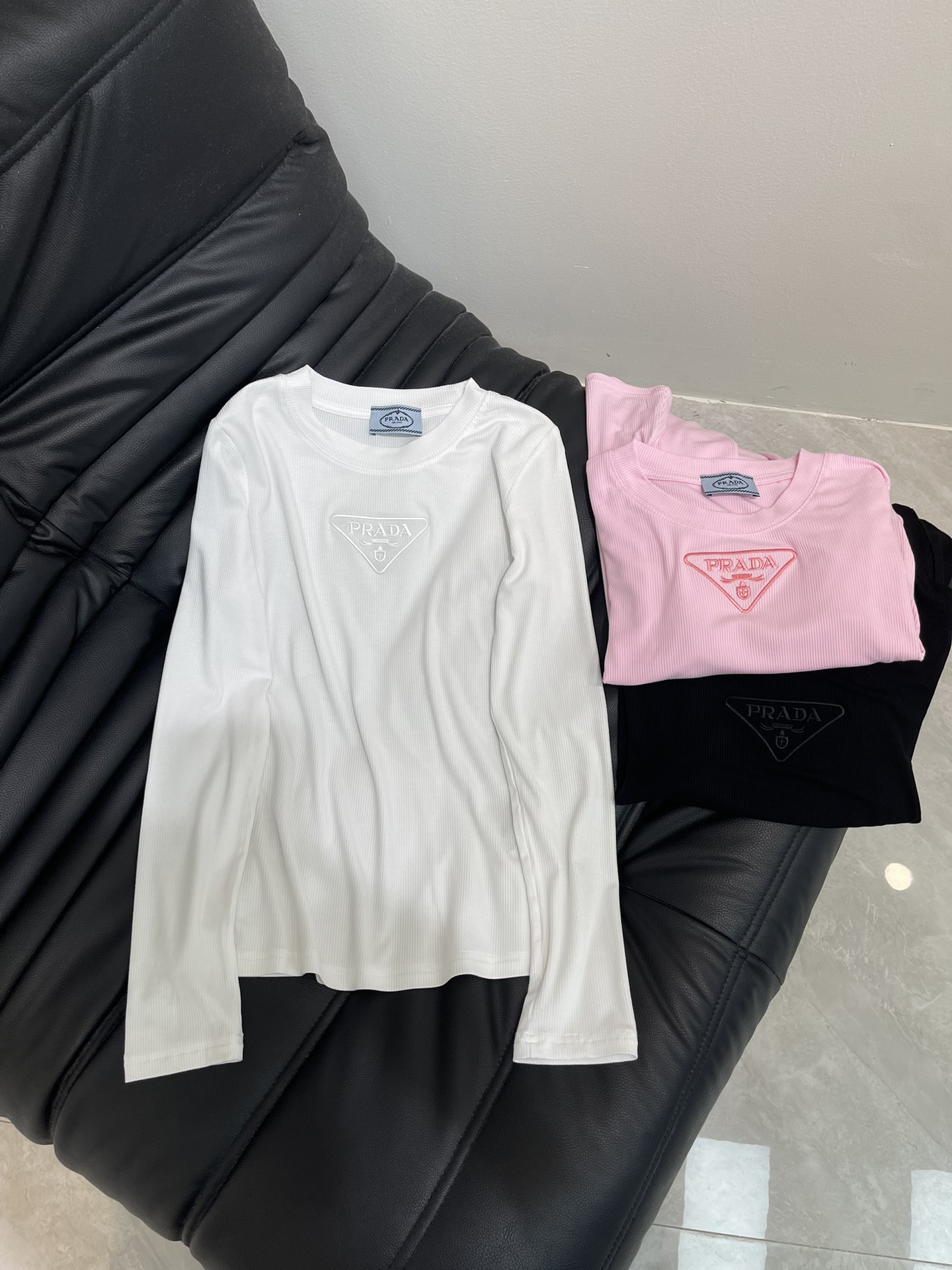 NO:439041,Prad*25 autumn and winter new heavy industrial embroidered triangle letters high elastic long-sleeved base shirt. An indispensable item for autumn and winter wardrobe. It looks very good whether worn alone or in the inner layer. It shows off your figure. Customized threaded cotton fabric. The fabric comes with elasticity and good elasticity. The upper body is soft and comfortable. Inverted triangle letter design. The overall wiring is flat and delicate. Versatile style. SML,,prada,alexander wang.19860909Prad*25秋冬新款重工刺绣三角字母高弹力长袖打底衫 秋冬衣柜不可缺少的单品 无论单穿还是内搭都很好看 很显身材 定制螺纹棉面料 面料自带弹力 回弹力好 上身柔软舒适 倒三角字母设计 整体走线平整细腻 百搭款 SML,,prada,alexander wang,Women's clothing