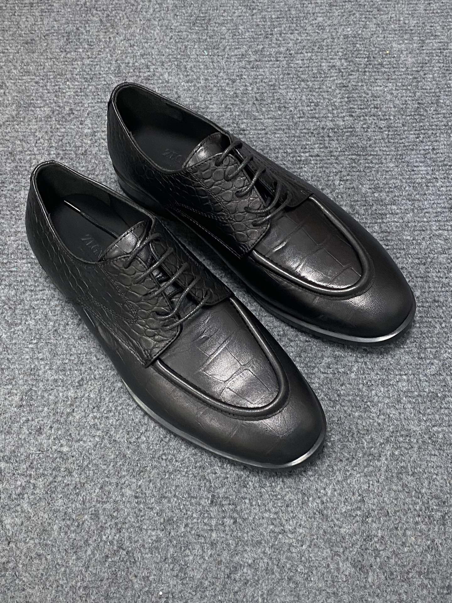 NO:588832,[Zegna] Top Size: 39-44 (customized at 38.46) Zegna's 2025 new model. Available simultaneously at counters. Original factory configuration, woven leather fabrics, fully imported water-dyed cowhide linings, original soles specially provided by the factory, super comfortable, original factory and single goods, high quality, you can enter and exit the counter at will, welcome to compare and synchronize with the counter.,,zegna,cowhide19860909【 杰尼亚】顶级 Size:39-44(38.46定制） 杰尼亚（Zegna）2025年新款. 专柜同步发售 原厂配置、编织皮面料,全进口水染牛皮里垫,鞋底原厂特供原版底超级舒适,原厂跟单货 高品质,可随意进出专柜,欢迎对比专柜同步.,,zegna,cowhide,Men's shoes