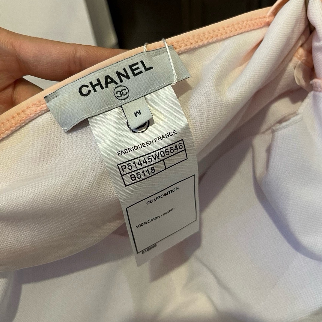  🆕
Chanel香奈儿 灯笼袖连体泳衣 😍🥰适合多种场景的游泳衣🏊‍♀️海边 游泳池 温泉 水上乐园 