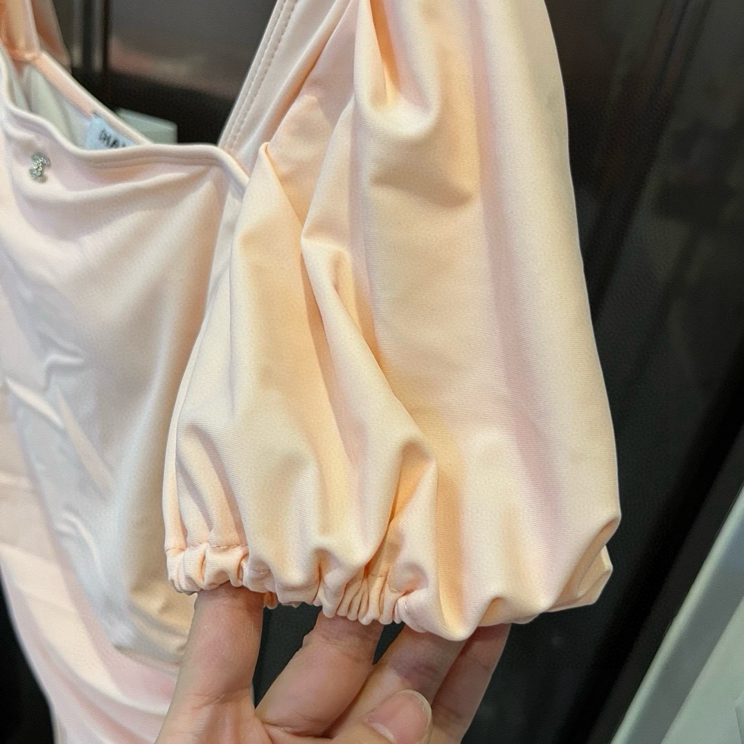  🆕
Chanel香奈儿 灯笼袖连体泳衣 😍🥰适合多种场景的游泳衣🏊‍♀️海边 游泳池 温泉 水上乐园 