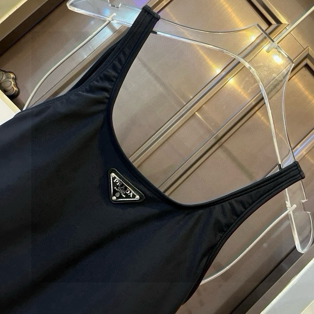  🆕
PRADA普拉达新款连体泳衣  😍🥰适合多种场景的游泳衣🏊‍♀️海边 游泳池 温泉 水上乐园 漂流