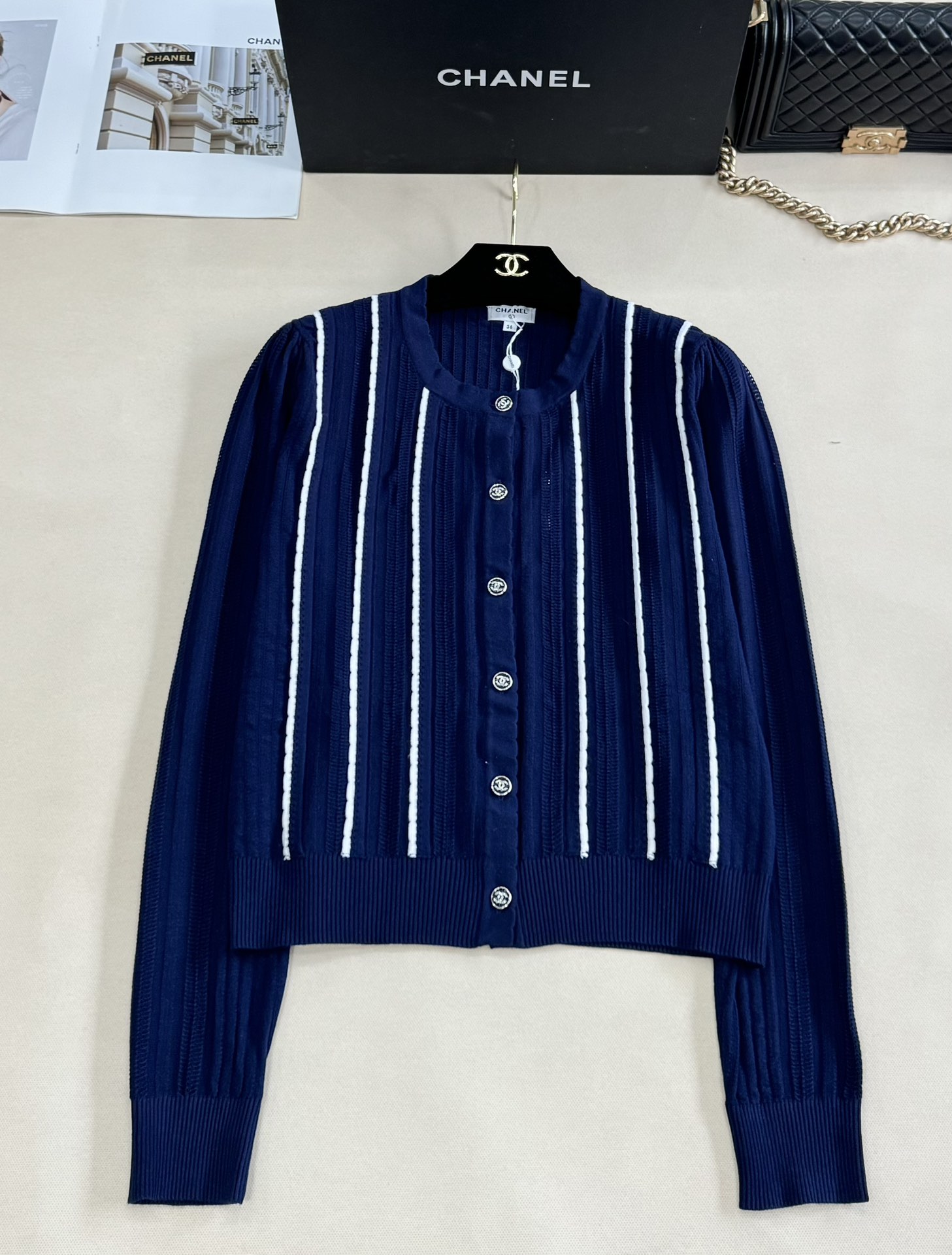 NO:442361,Chanel 25 early autumn new style knitted round neck cardigan long sleeves white striped embellishment, exquisite metal buttons, short design to suit diverse outfits, simple and elegant, showing the fragrance style, easy to grasp the French high-end feeling~SML, chanel, alexander wang19860909Chanel 25早秋新款 针织圆领开衫长袖 白条纹点缀 金属纽扣精致 短款设计适配多样穿搭 简约优雅 尽显小香风格 轻松拿捏法式高级感～SML,,chanel,alexander wang,Women's clothing