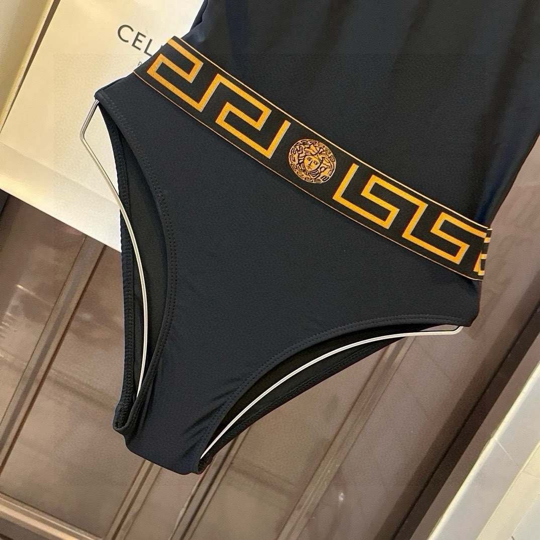 。
范思哲新款连体泳衣  😍🥰适合多种场景的游泳衣🏊‍♀️海边 游泳池 温泉 水上乐园 漂流都可以😌内搭