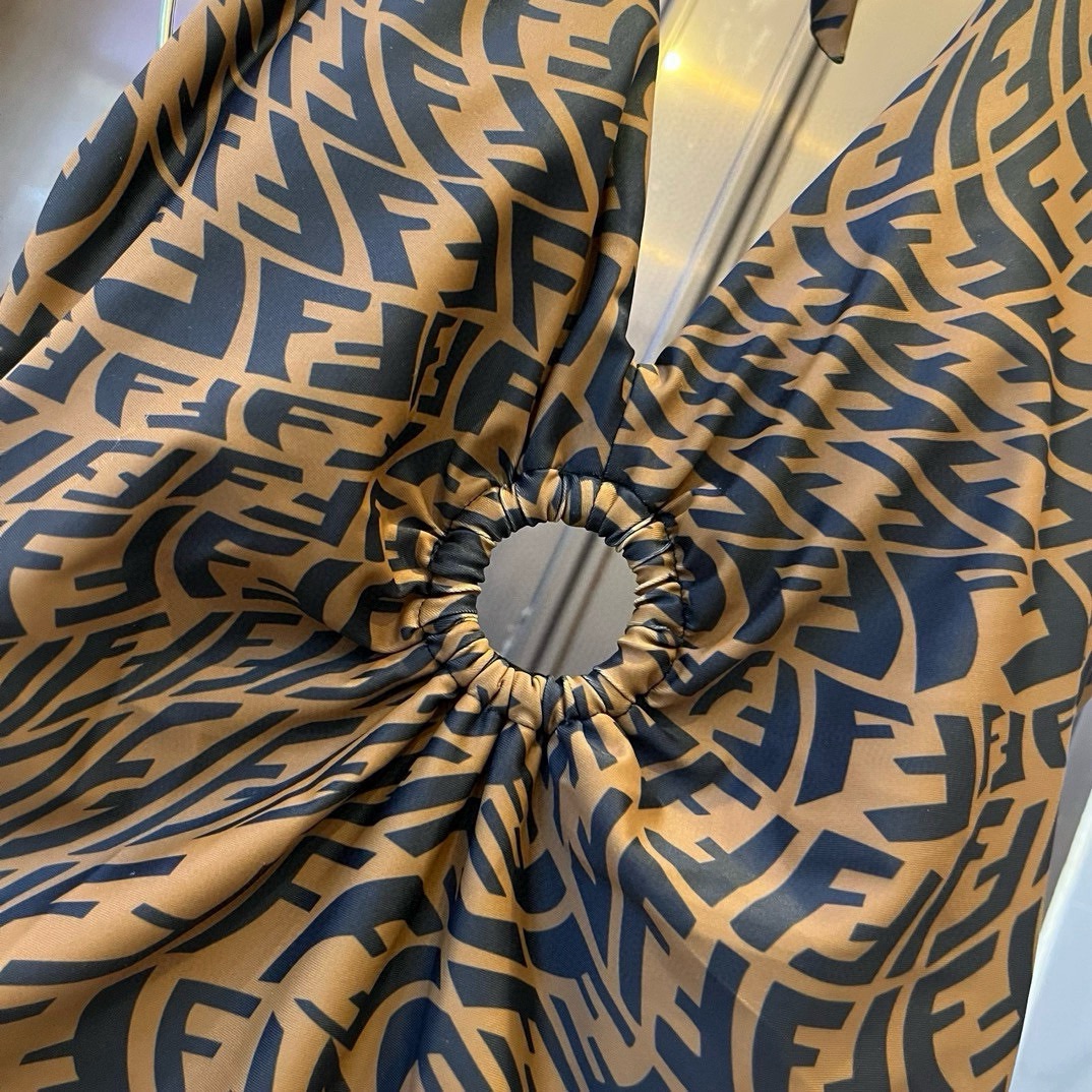  🆕
FD芬迪连体小心机泳衣 😍🥰适合多种场景的游泳衣🏊‍♀️海边 游泳池 温泉 水上乐园 漂流都可以😌