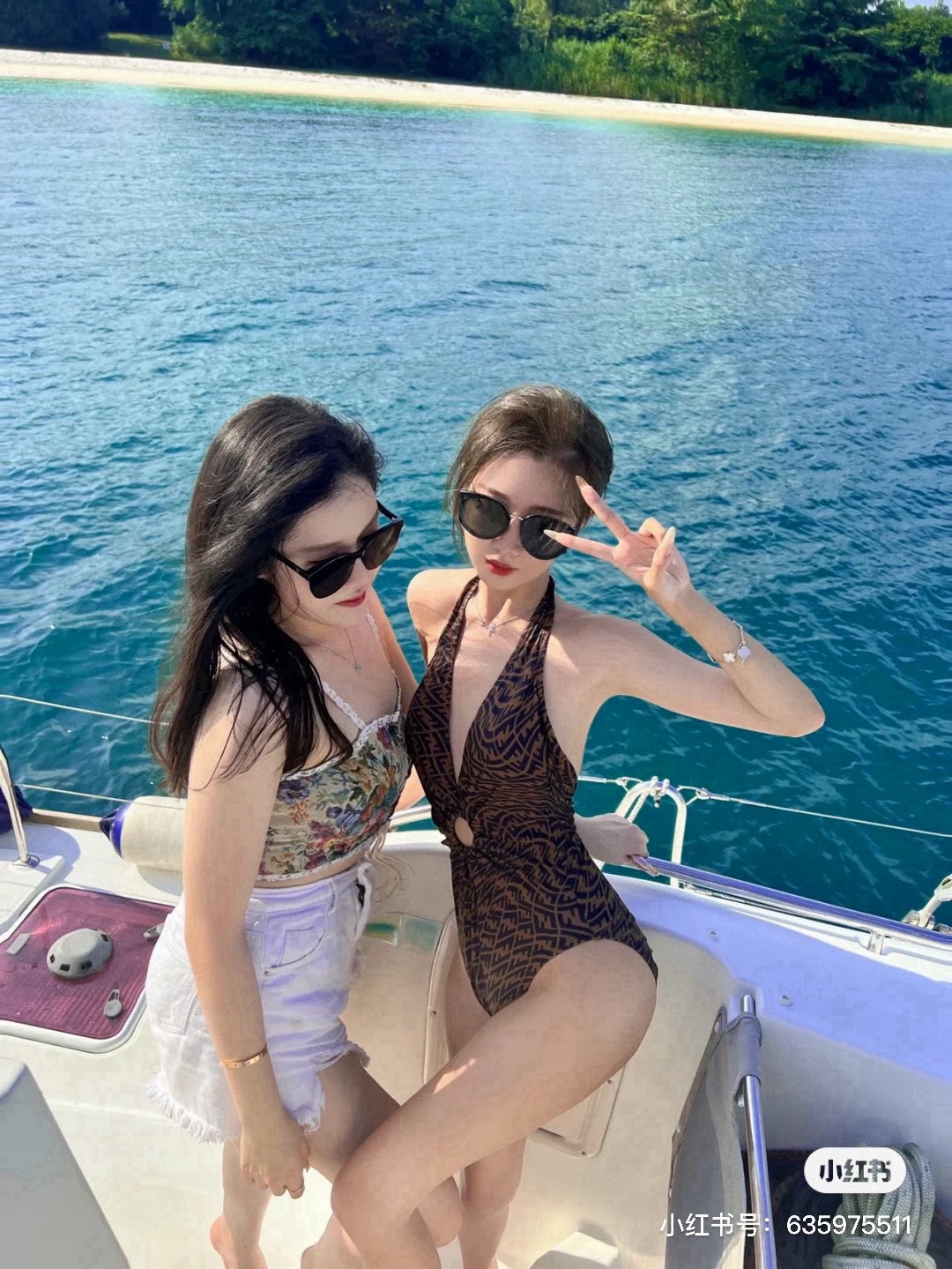  🆕
FD芬迪连体小心机泳衣 😍🥰适合多种场景的游泳衣🏊‍♀️海边 游泳池 温泉 水上乐园 漂流都可以😌