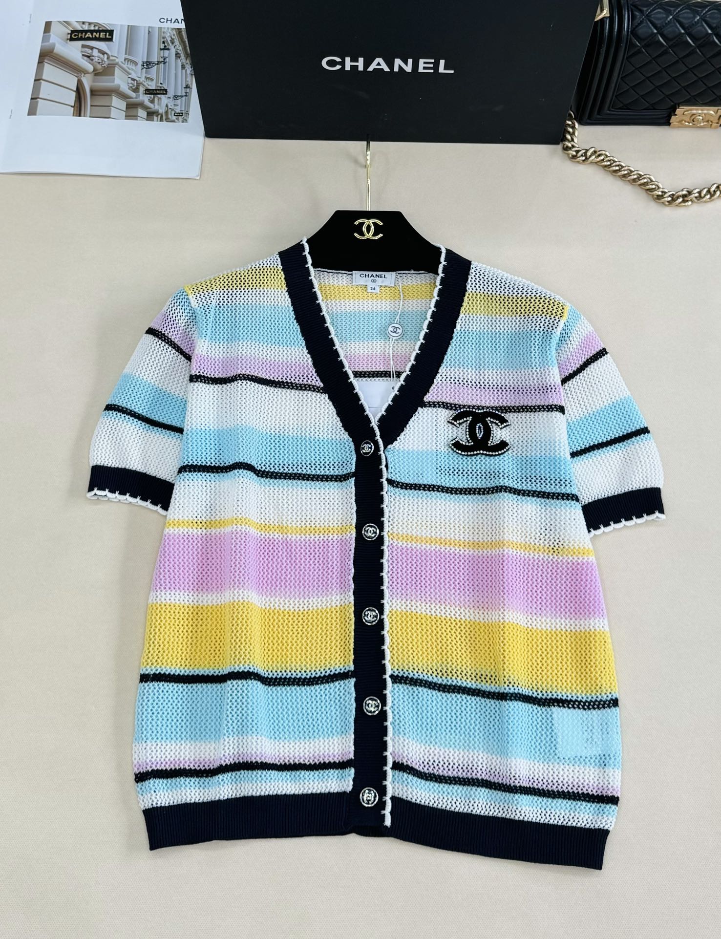 NO:442345,Chanel 25 summer new style, color-blocked knitted V-neck cardigan short sleeves, colorful striped design, black edge outlines, contrasting stripes fresh and bright, classic double C logo embellishment, short sleeves + hollow weaving, suitable for spring and summer, easily create a fashionable atmosphere SML,,chanel, T-shirt,alexander wang19860909Chanel 25夏季新款 拼色针织V领开衫短袖 彩色条纹设计 黑边勾勒利落线条 撞色条纹清新明快 经典双C标志点缀 短袖+镂空织法 适配春夏 轻松营造时髦氛围 SML,,chanel,T-shirt,alexander wang,Women's clothing