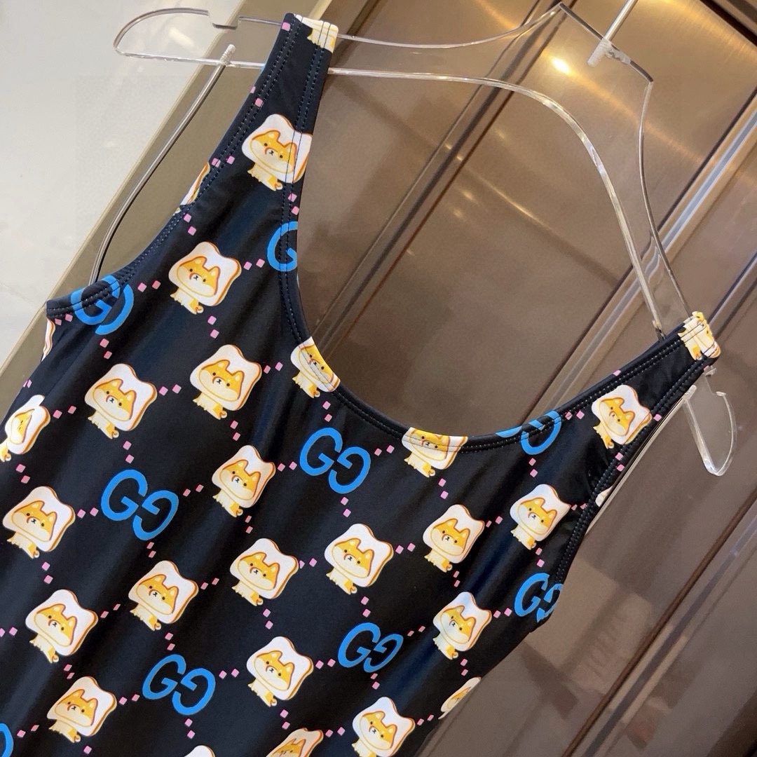  🆕
Gucci古奇新款连体泳衣  😍🥰适合多种场景的游泳衣🏊‍♀️海边 游泳池 温泉 水上乐园 漂流都