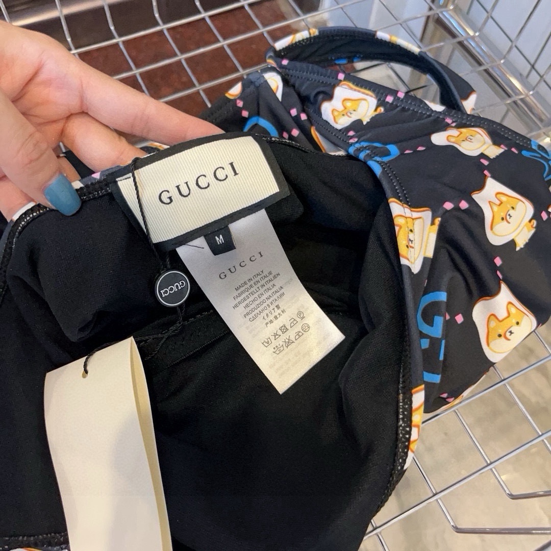  🆕
Gucci古奇新款连体泳衣  😍🥰适合多种场景的游泳衣🏊‍♀️海边 游泳池 温泉 水上乐园 漂流都
