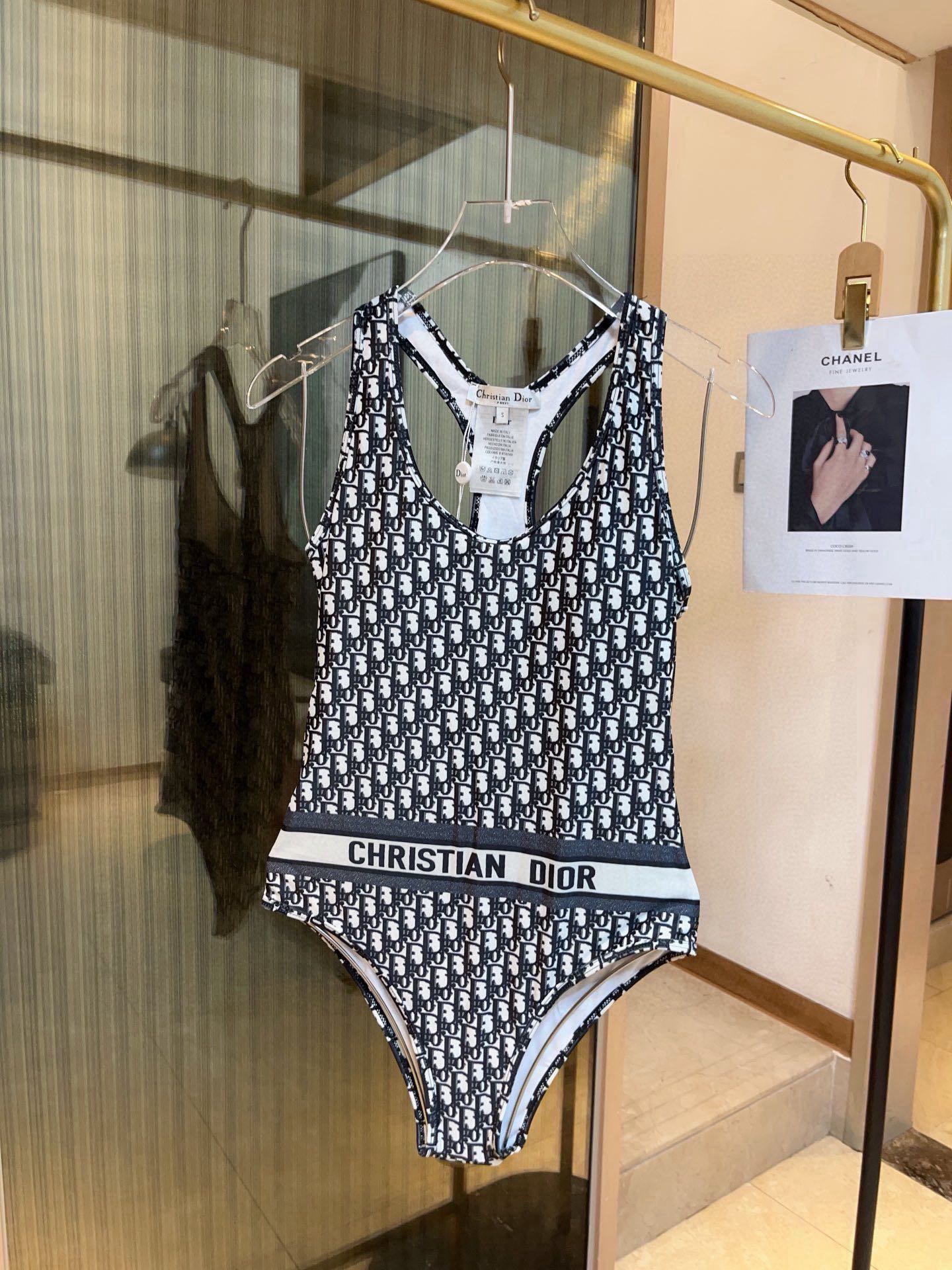  🆕
Dior 迪奥长袖连体泳衣，收腰显瘦显腿长！超nice 平时可以配牛仔裤、短裤当连体衣穿！ S M