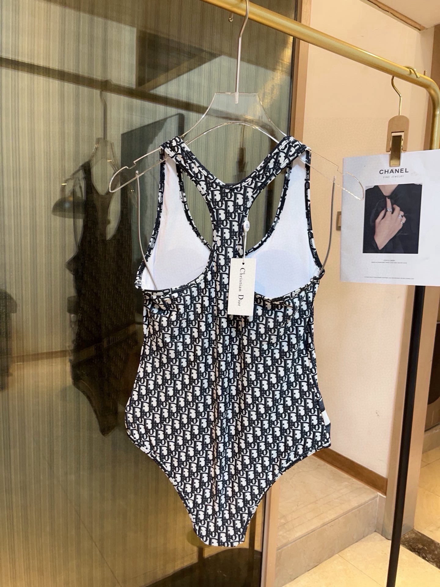  🆕
Dior 迪奥长袖连体泳衣，收腰显瘦显腿长！超nice 平时可以配牛仔裤、短裤当连体衣穿！ S M