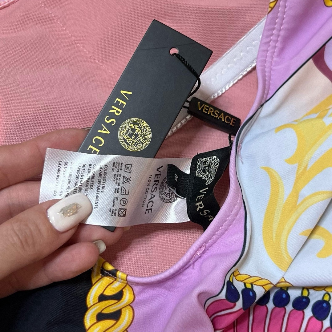 🆕
范思哲连体泳衣👙❤️😍🥰适合多种场景的游泳衣🏊‍♀️海边 游泳池 温泉 水上乐园 漂流都可以😌内搭