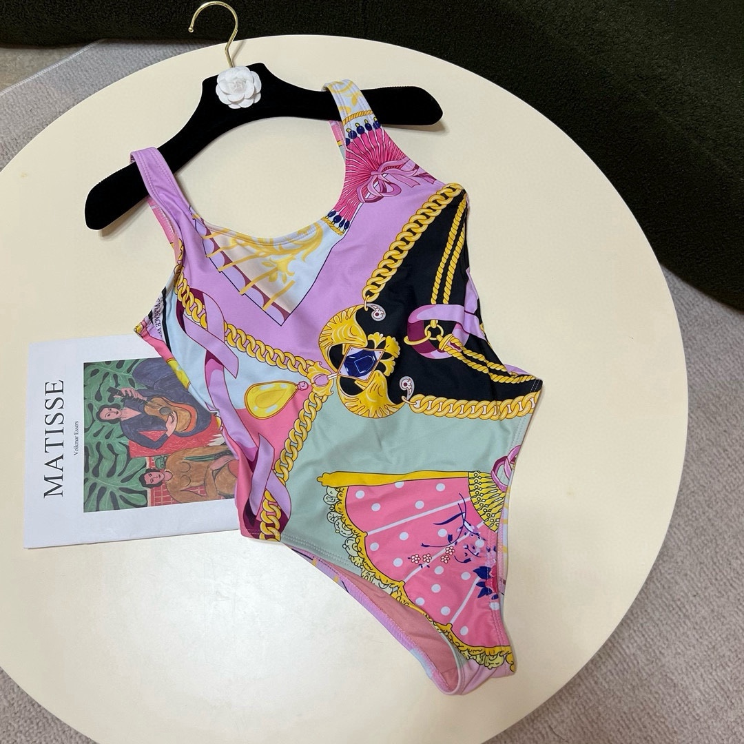  🆕
范思哲连体泳衣👙❤️😍🥰适合多种场景的游泳衣🏊‍♀️海边 游泳池 温泉 水上乐园 漂流都可以😌内搭