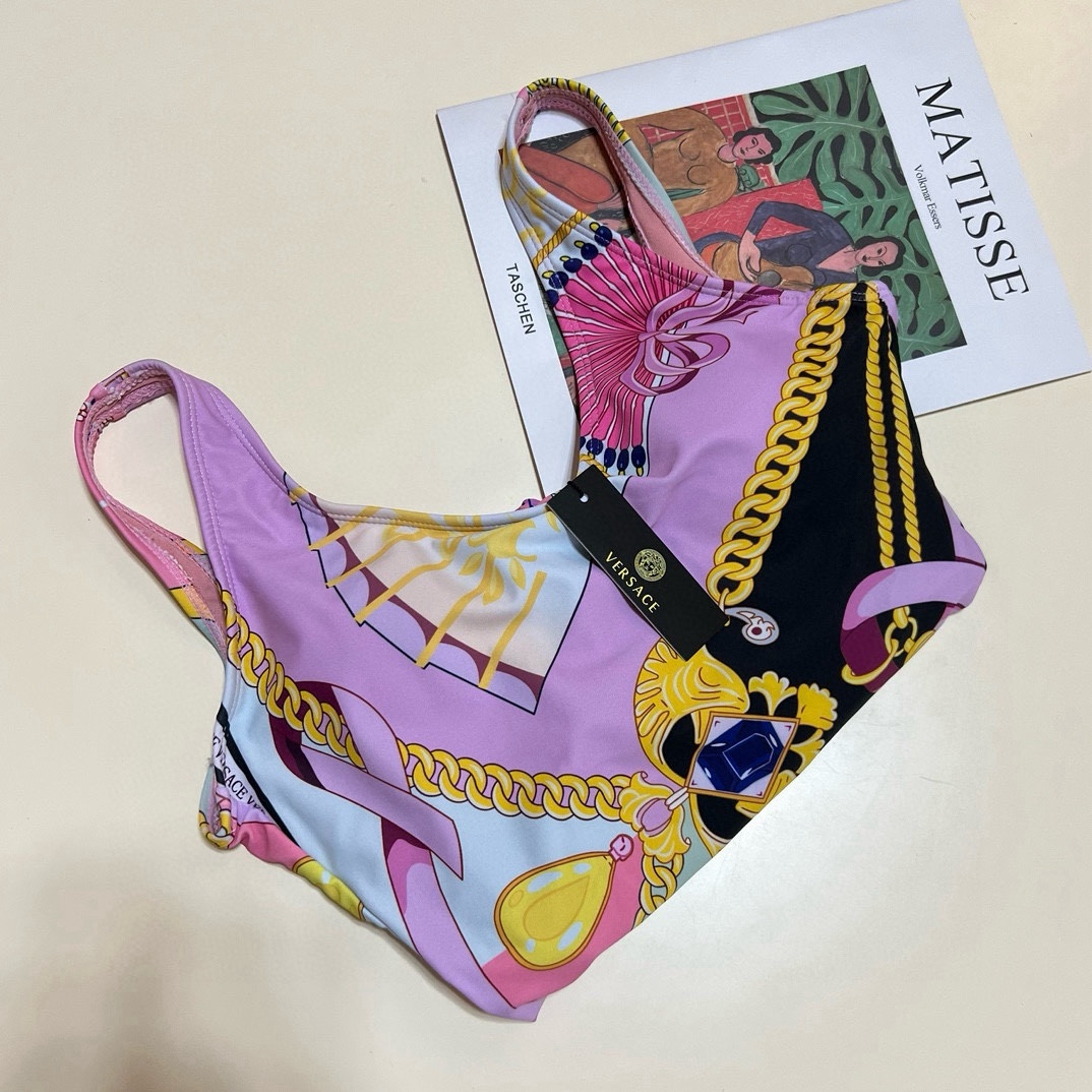 🆕
范思哲连体泳衣👙❤️😍🥰适合多种场景的游泳衣🏊‍♀️海边 游泳池 温泉 水上乐园 漂流都可以😌内搭