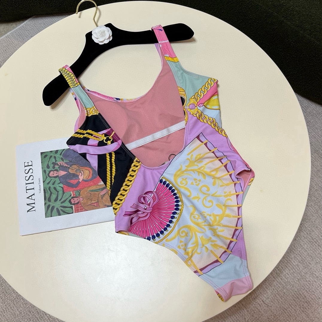  🆕
范思哲连体泳衣👙❤️😍🥰适合多种场景的游泳衣🏊‍♀️海边 游泳池 温泉 水上乐园 漂流都可以😌内搭